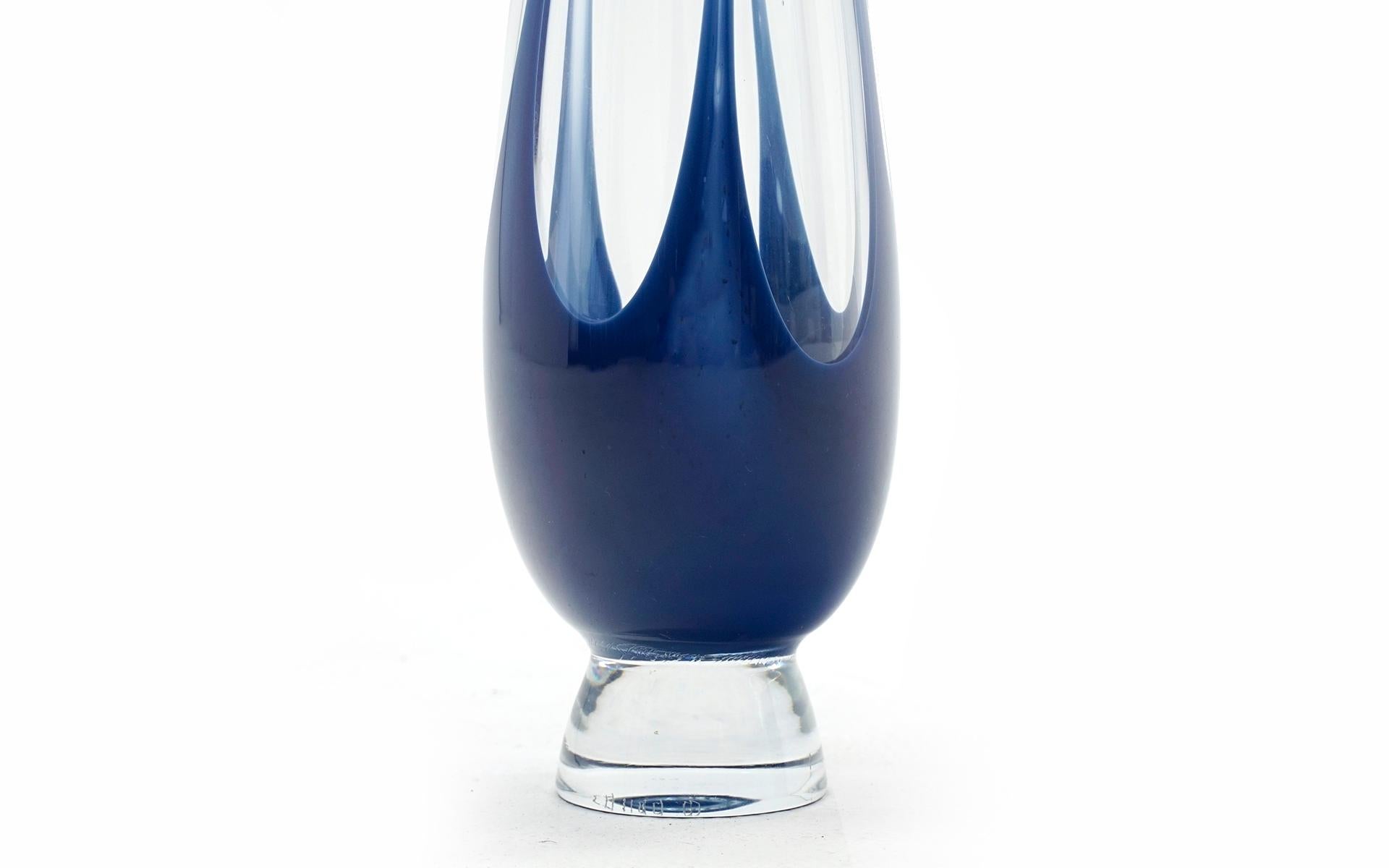 Blue Art Glass Footed Vase by Vicke Lindstrand for Kosta Boda, Sweden, 1950s In Good Condition For Sale In Kansas City, MO
