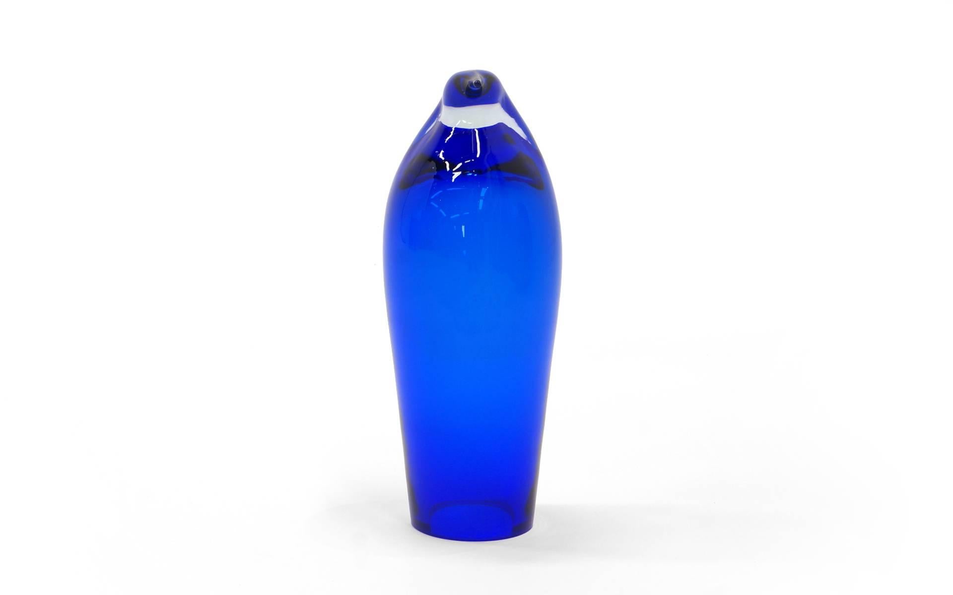 Bellissima scultura moderna di pinguino in vetro artistico blu. Nessuna scheggiatura o riparazione. Prodotto da Blenko. Spedizione rapida.
