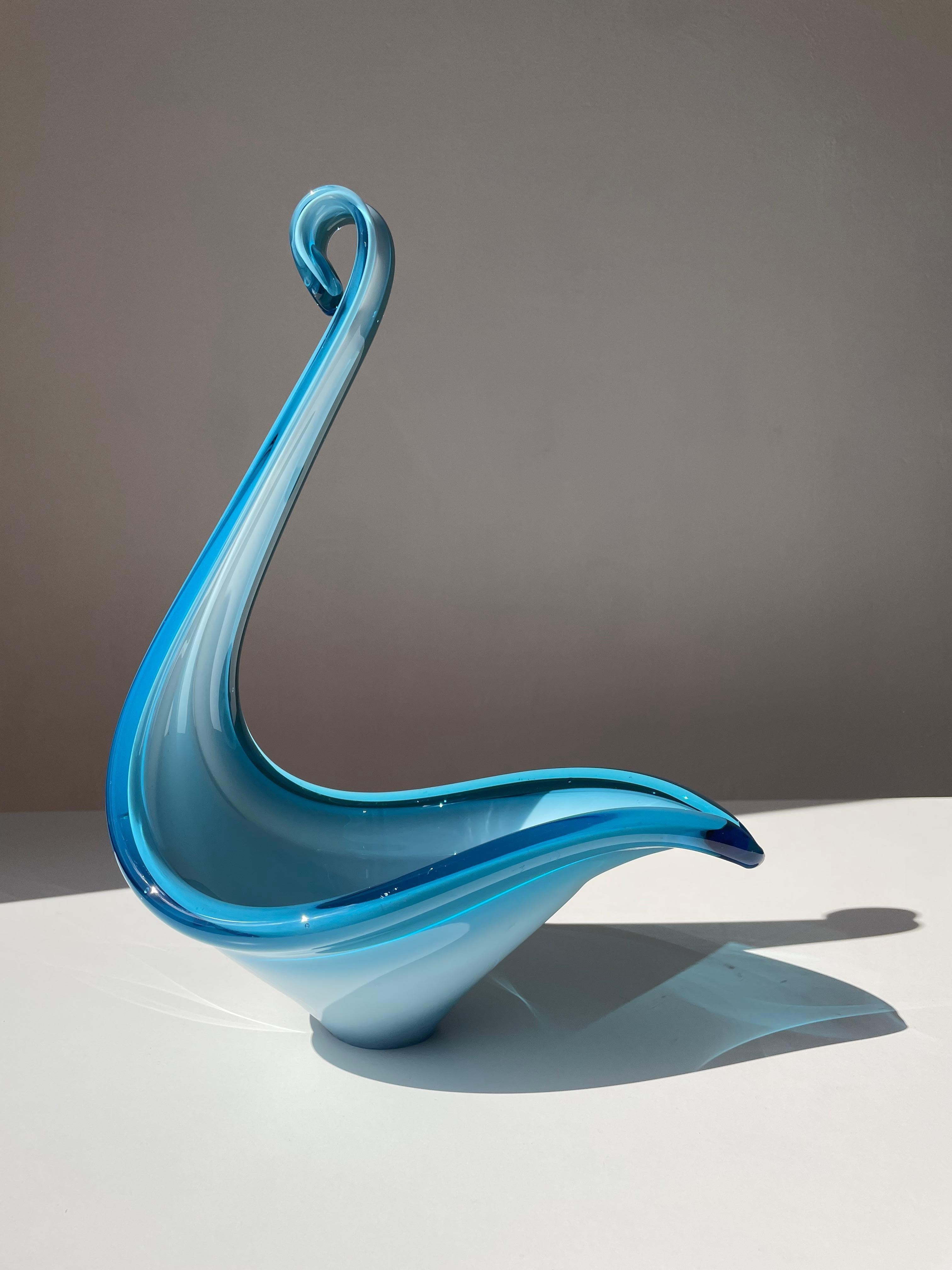 Bol décoratif à col de cygne en verre d'art bleu des années 1950 en vente 1