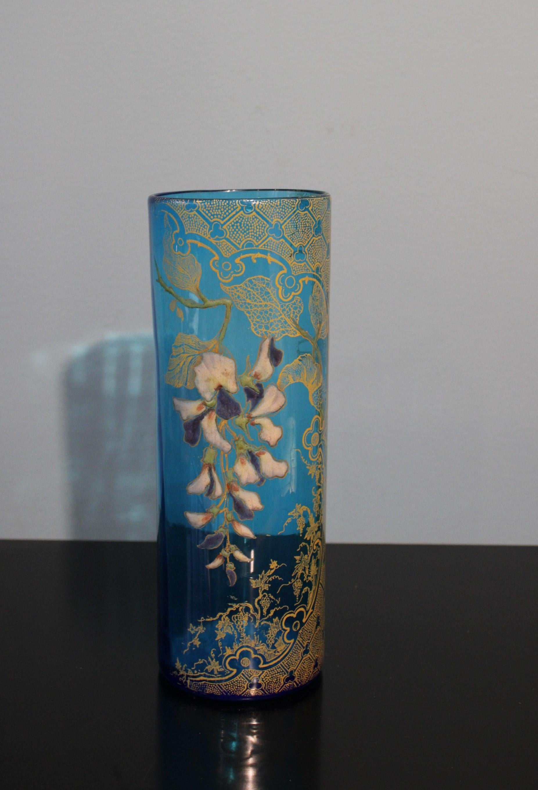 Vase en verre bleu, style Art nouveau. 
Circa 1900.
Décoration émaillée et dorée.