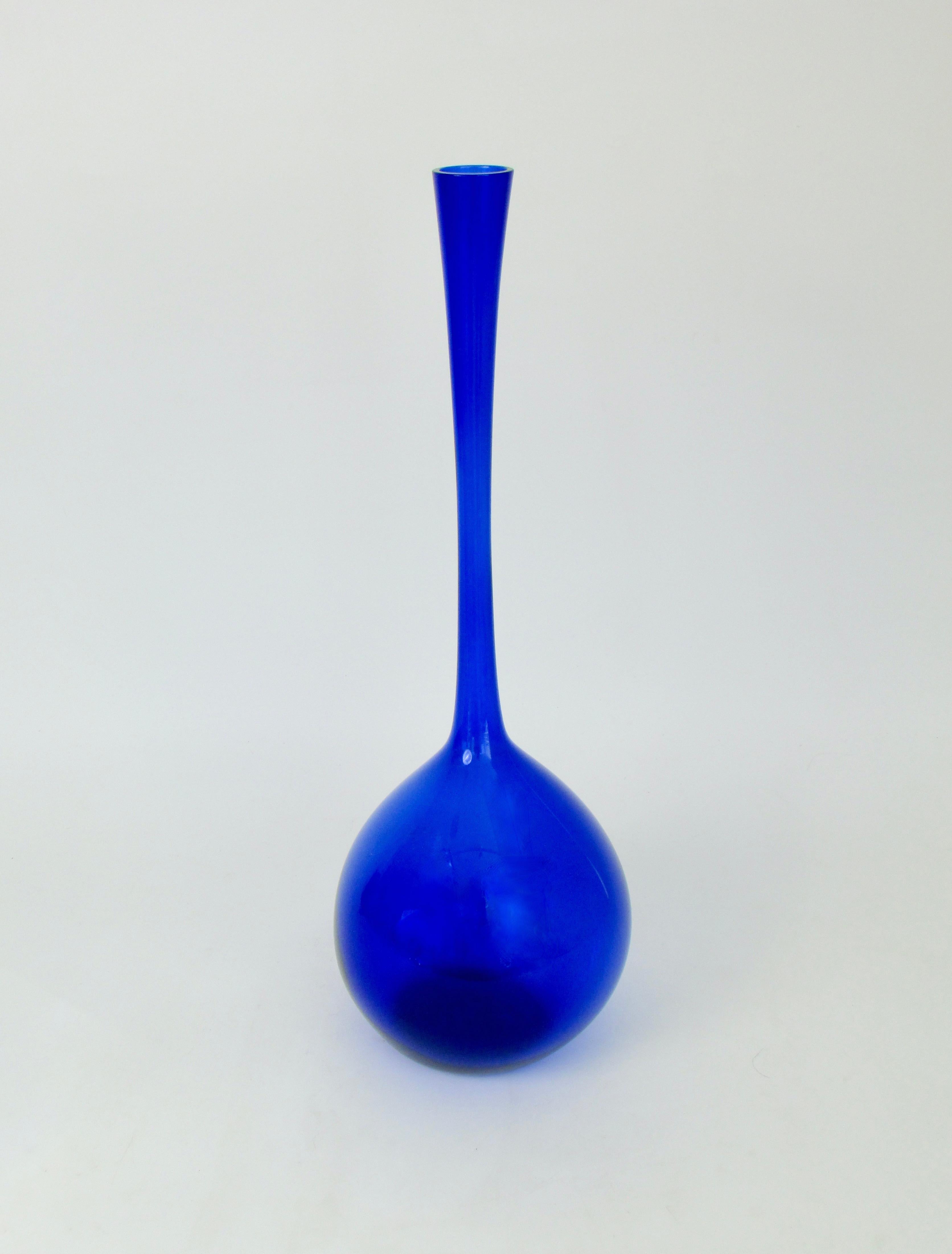 Mid-Century Modern Arthur Percy pour Gullaskruf vase bouteille en verre suédois à base bulbeuse bleu en vente