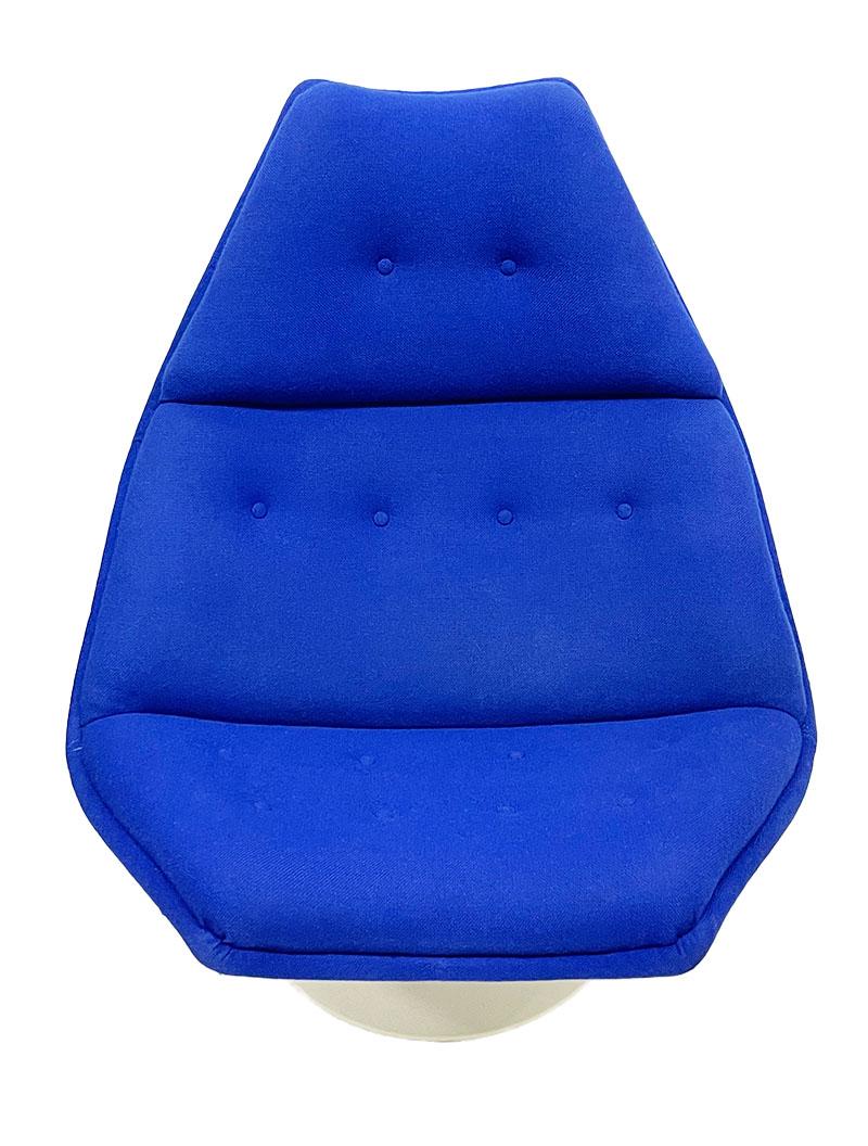Blue Artifort F588 chair, by Geoffrey D. Harcourt, 1960s

The chair, designed by Geoffrey D. Harcourt (English) for Artifort, has a chic look due to the padded upholstery of the chair. The chair on a round white base, both marked on the bottom.