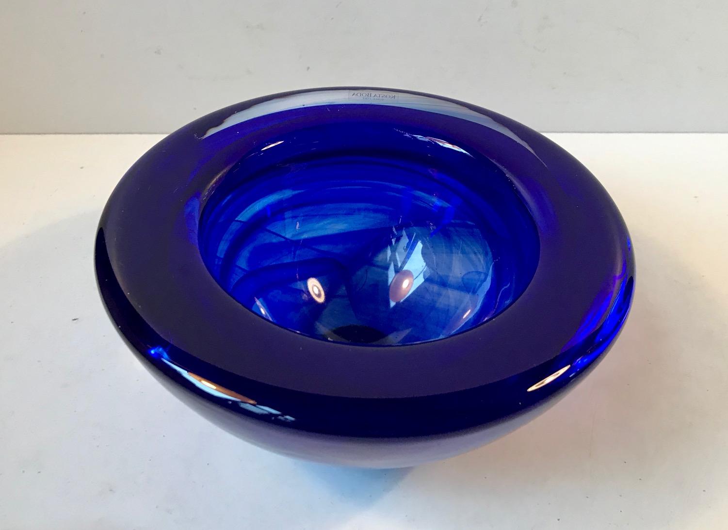 Thick and heavy conical art glass bowl from Kosta Boda in Sweden. It was designed by Anna Ehrner in the mid-1980s. The bowl is called Atoll and it features swirl-work to the inside. Original sticker from Kosta Boda still present to the side.