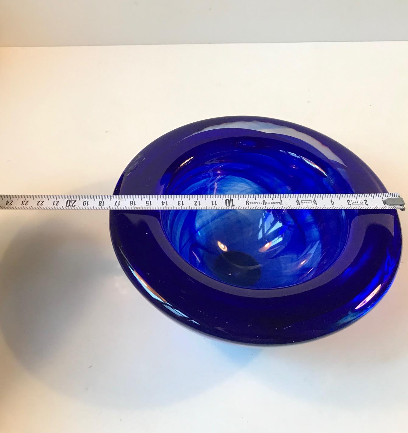 Blue Atoll Art Glass Dish by Anna Ehrner for Kosta Boda, 1980s In Good Condition In Esbjerg, DK