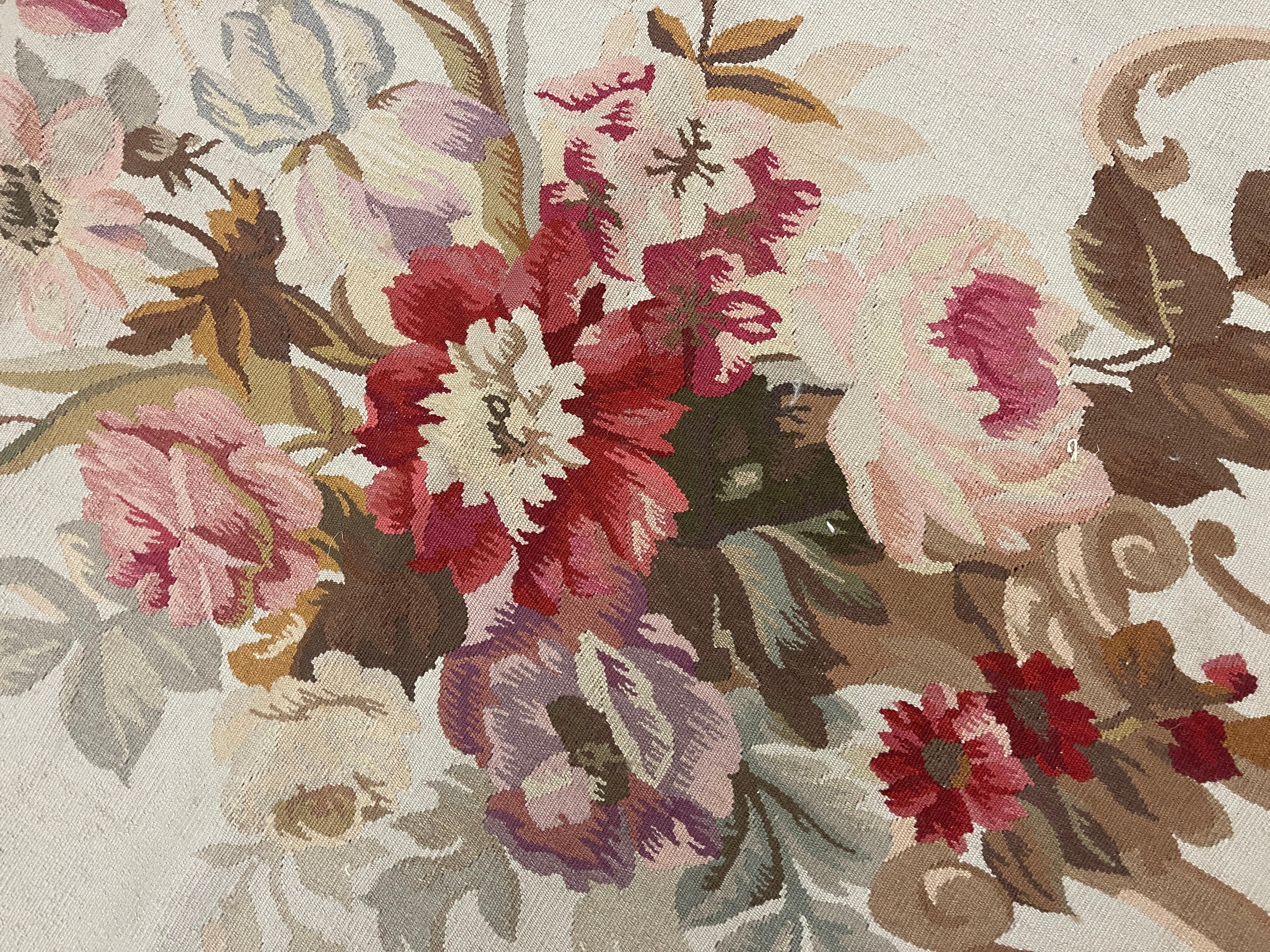 Tapis d'Aubusson bleu et beige tissé à la main Tapis de salon à motifs floraux Décoration intérieure Excellent état - En vente à Hampshire, GB