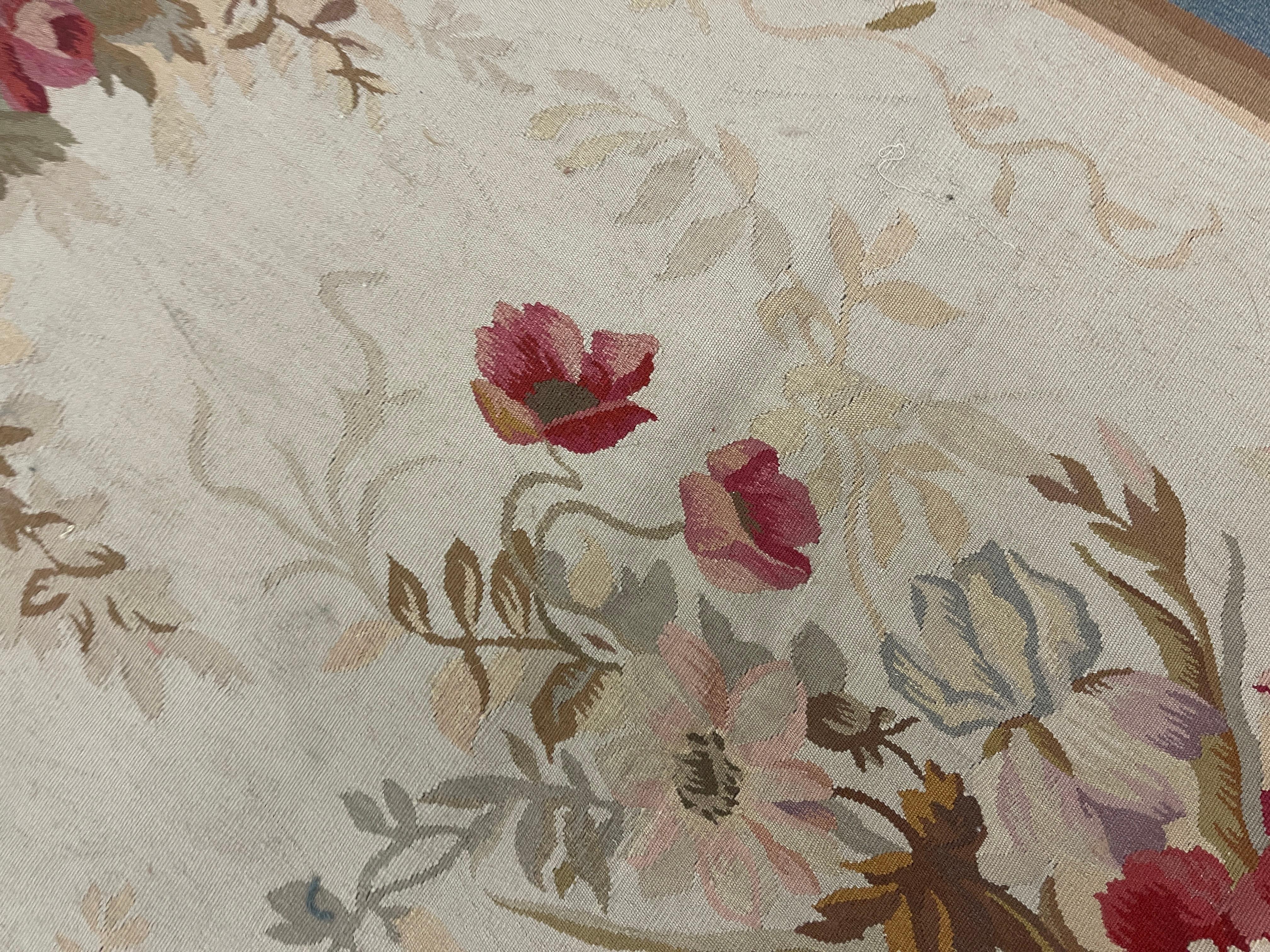 Fin du 20e siècle Tapis d'Aubusson bleu et beige tissé à la main Tapis de salon à motifs floraux Décoration intérieure en vente