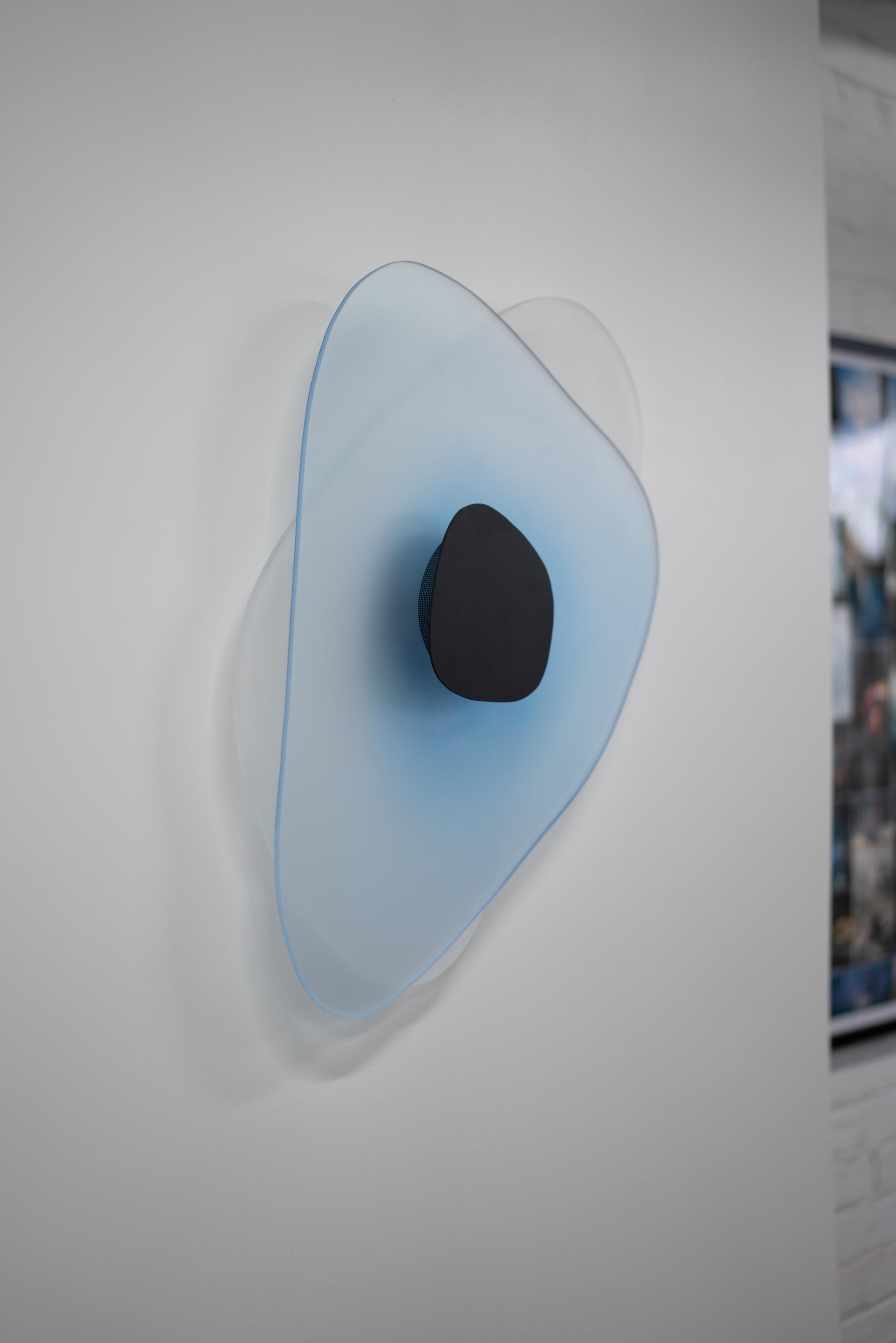 Lampada a LED in resina Blue Aurora di Richard Clarkson Studio in vendita 1