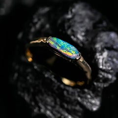 Ring mit blauem australischem Boulderopal in Wellenform, 14 Karat Gelbgold