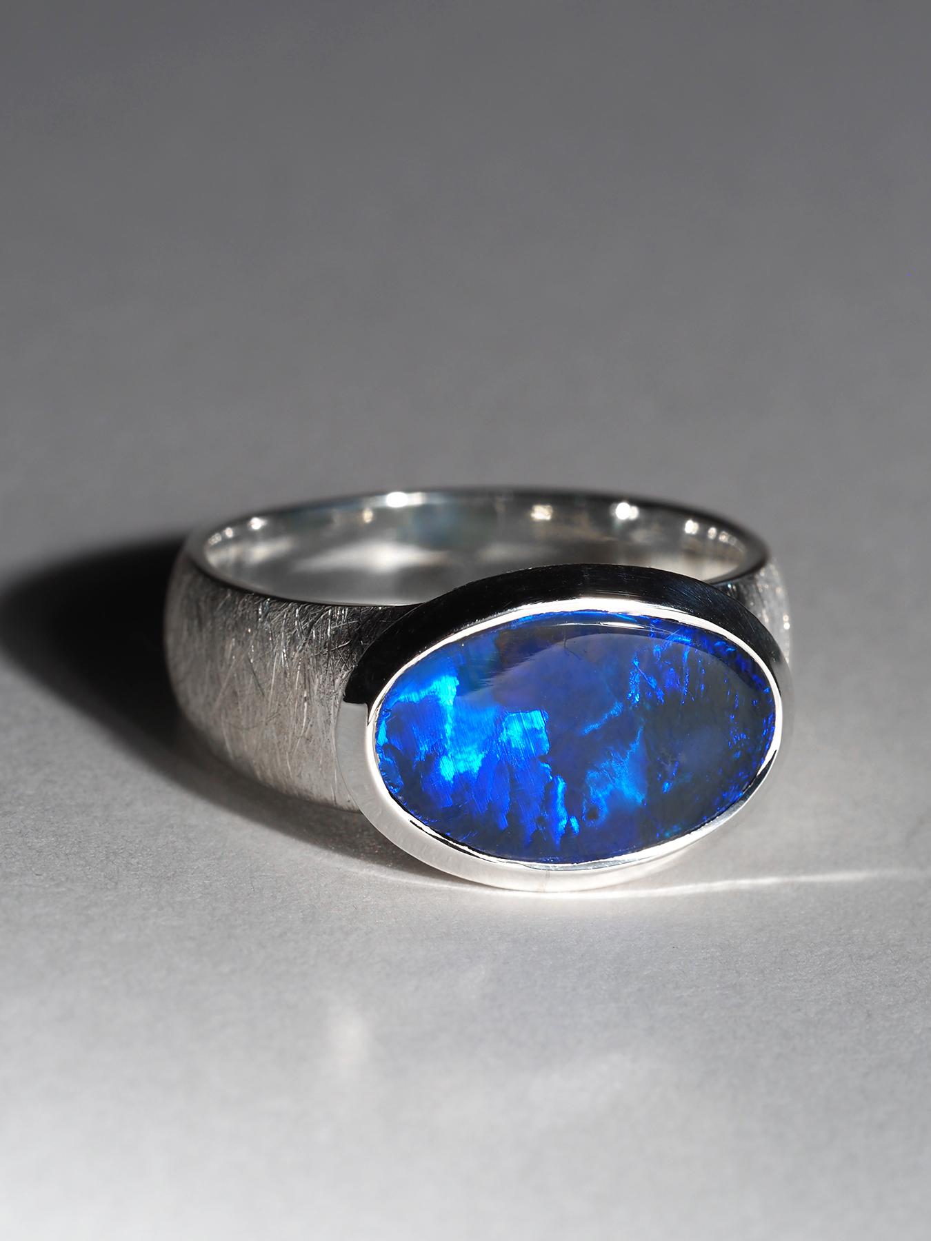 Artisan Bague en argent et opale d'Australie bleue en forme de tempête de neige éclairée, bijouterie d'opale bleue 3 carats en vente