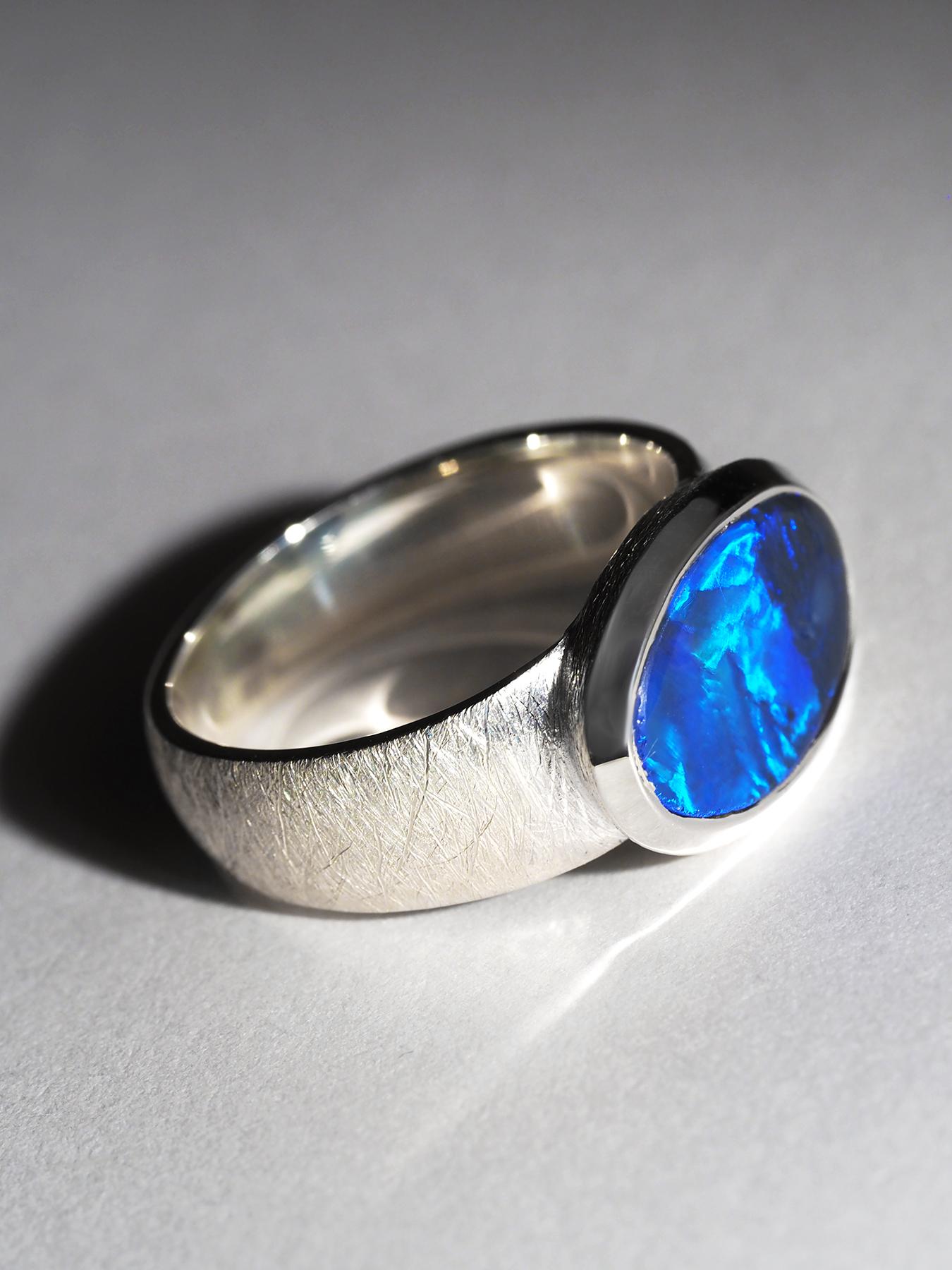 Taille ovale Bague en argent et opale d'Australie bleue en forme de tempête de neige éclairée, bijouterie d'opale bleue 3 carats en vente