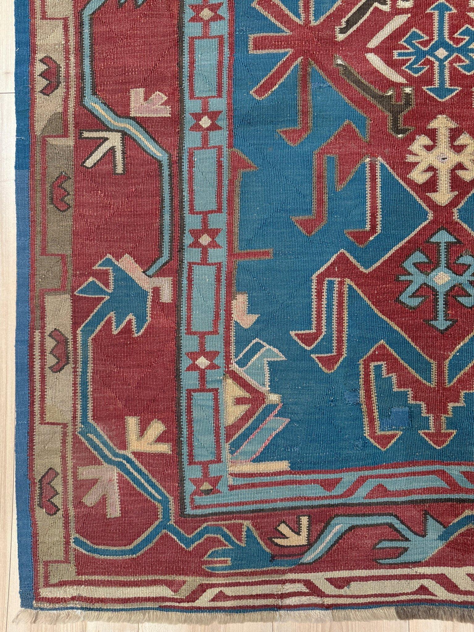 Kilim caucasien Avar bleu • Tapis de course vintage en laine tissée à plat • 4′6″×10′ • 1930s en vente 5