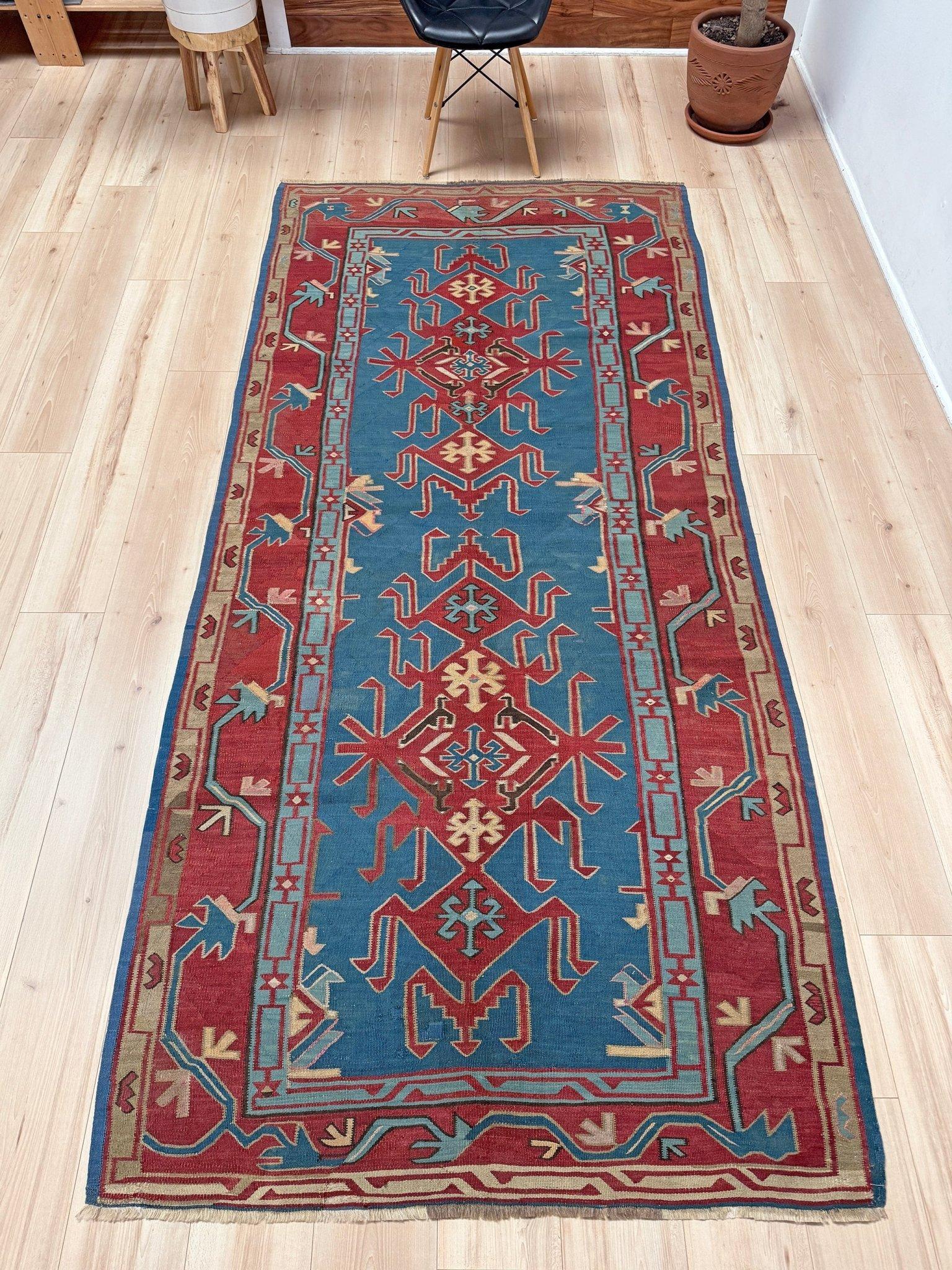 Russe Kilim caucasien Avar bleu • Tapis de course vintage en laine tissée à plat • 4′6″×10′ • 1930s en vente