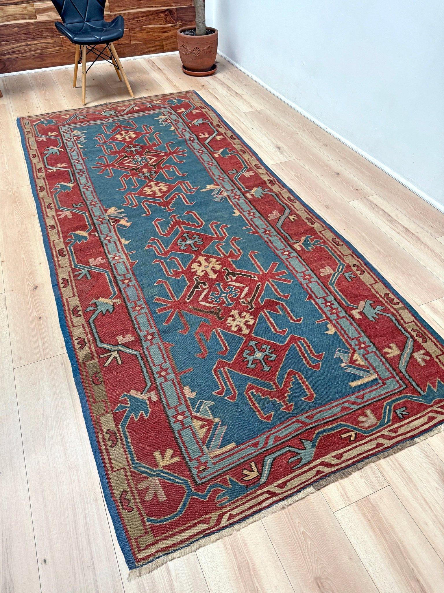 Tissé à la main Kilim caucasien Avar bleu • Tapis de course vintage en laine tissée à plat • 4′6″×10′ • 1930s en vente
