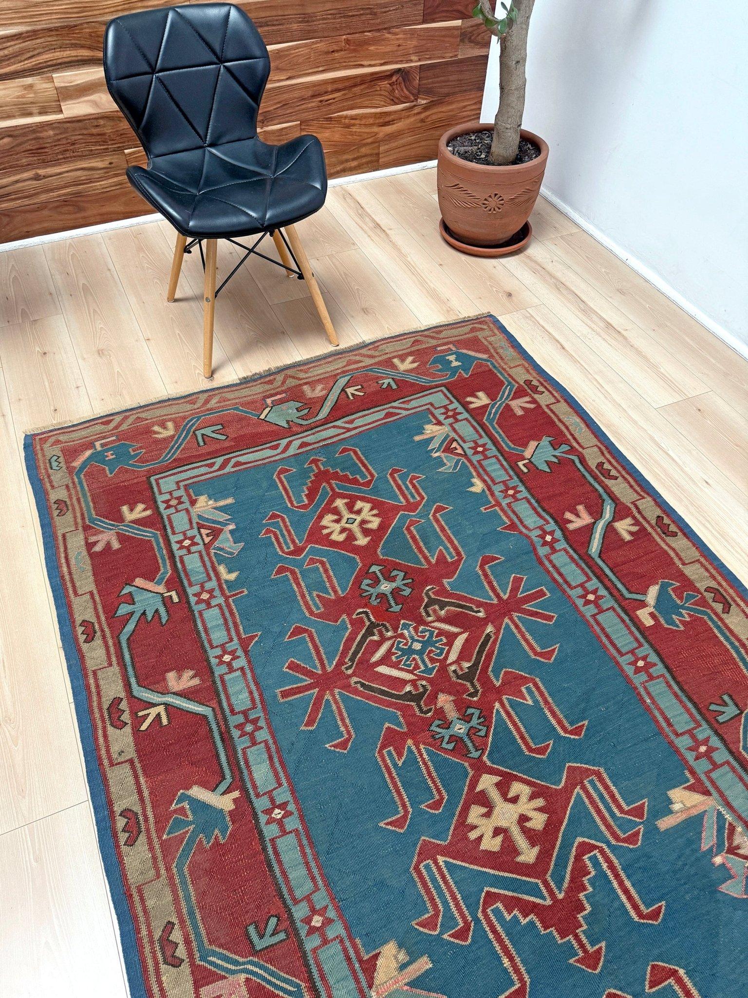 Kilim caucasien Avar bleu • Tapis de course vintage en laine tissée à plat • 4′6″×10′ • 1930s Excellent état - En vente à Burlingame, CA