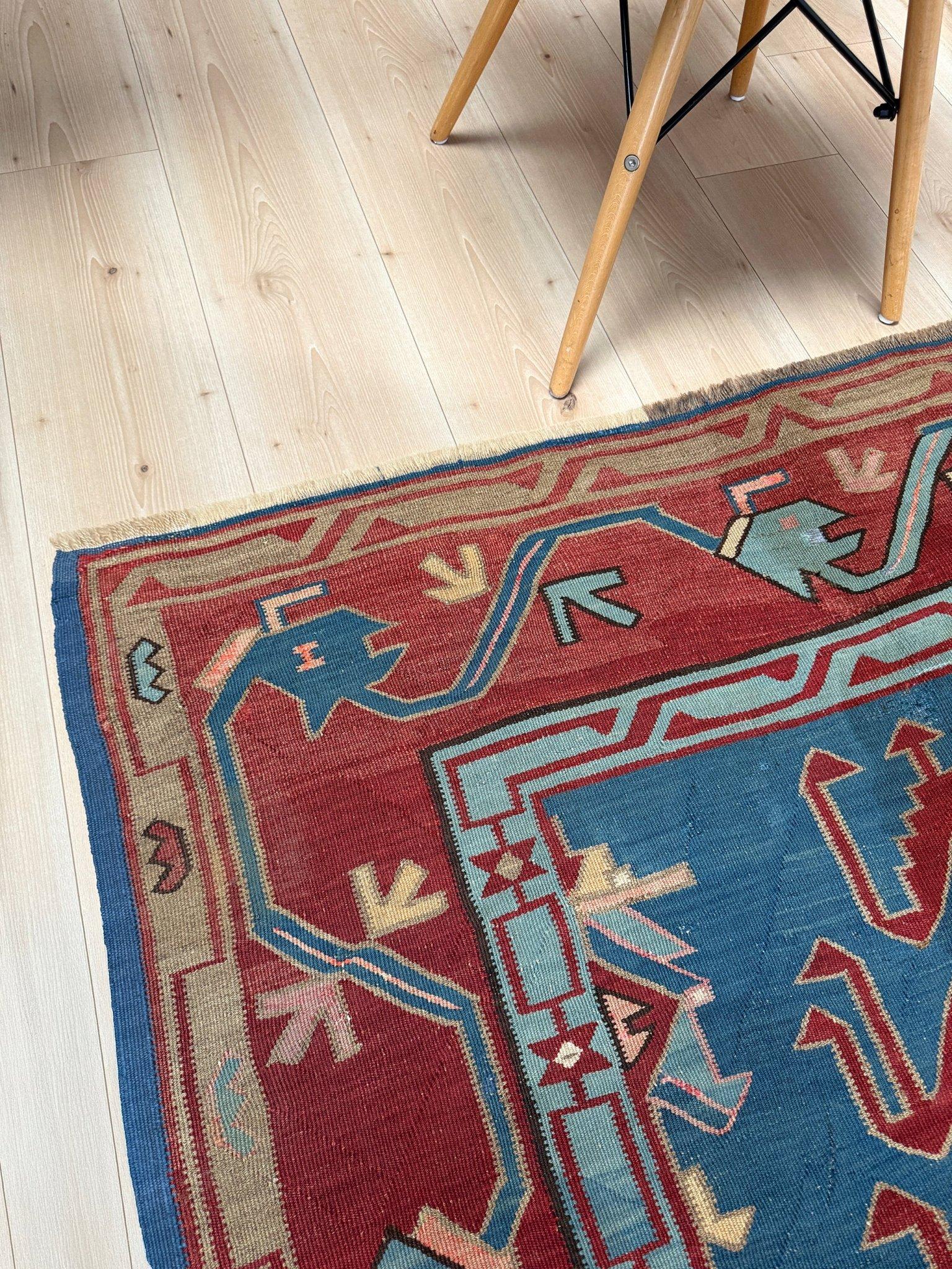 Milieu du XXe siècle Kilim caucasien Avar bleu • Tapis de course vintage en laine tissée à plat • 4′6″×10′ • 1930s en vente