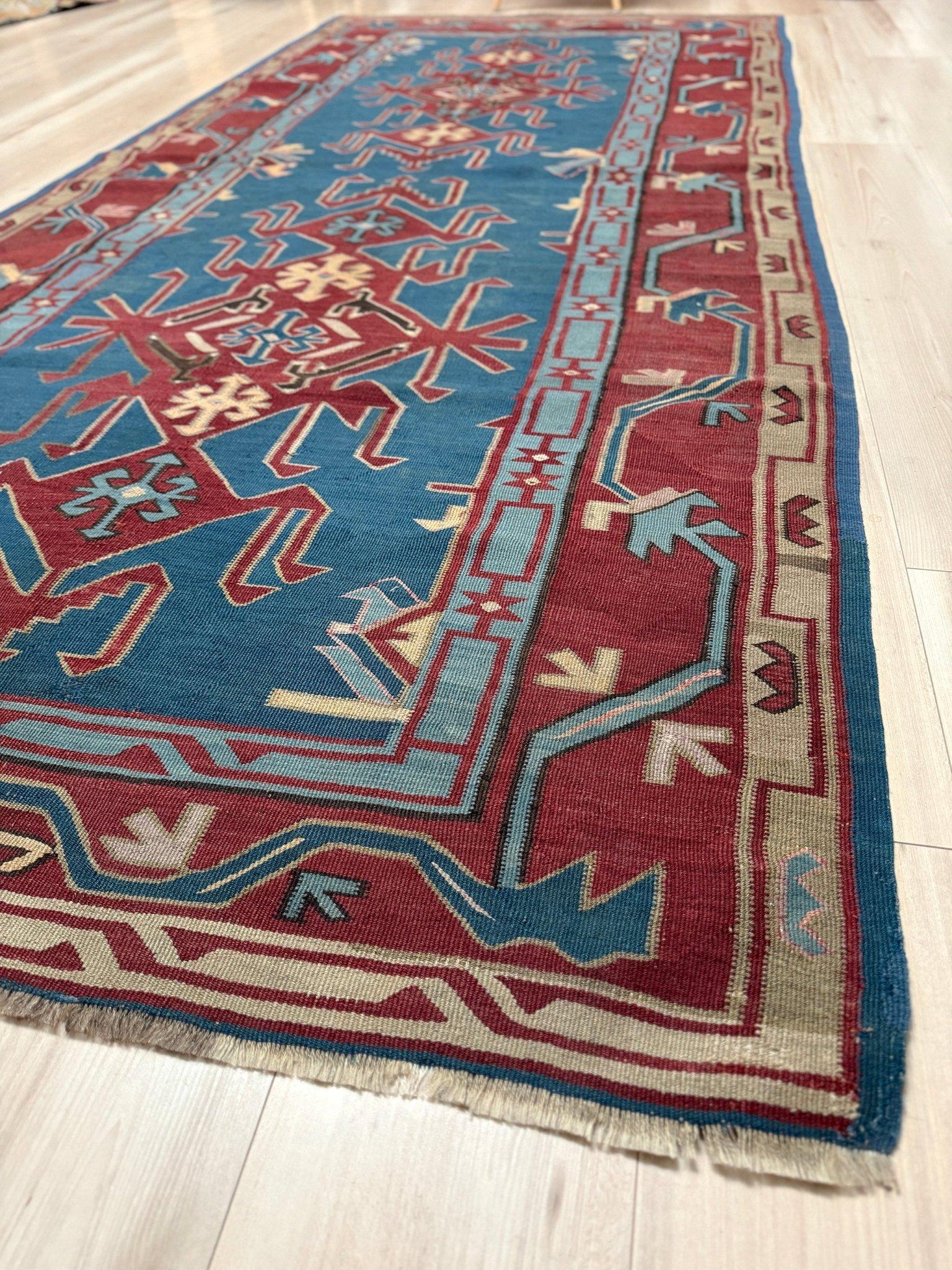 Laine Kilim caucasien Avar bleu • Tapis de course vintage en laine tissée à plat • 4′6″×10′ • 1930s en vente