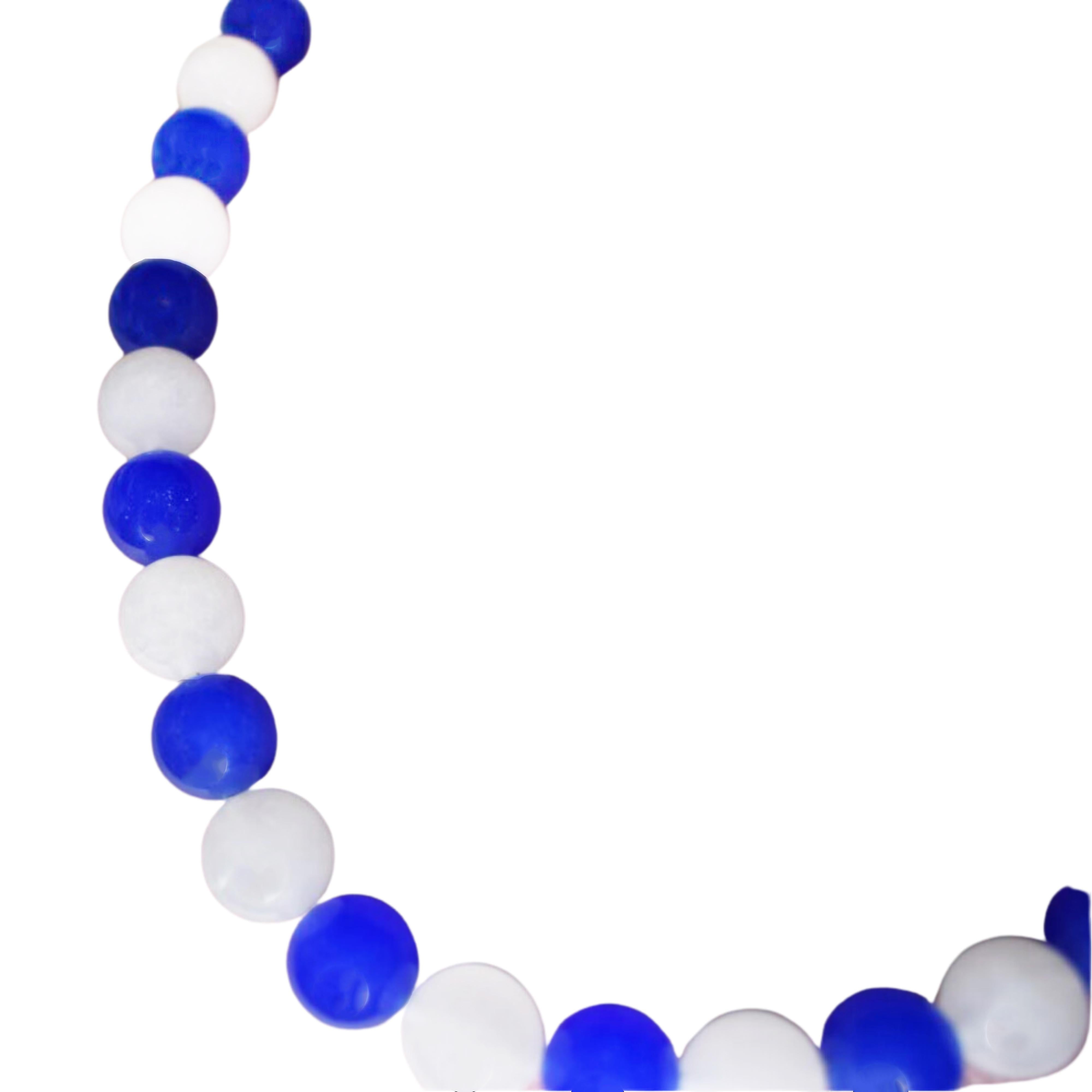 Illuminez votre collection de bijoux avec le collier ludique et vibrant d'aventurine bleue et d'agate blanche en perles d'or 14k. La joyeuse combinaison de perles d'aventurine bleue et d'agate blanche crée une palette de couleurs fraîches et