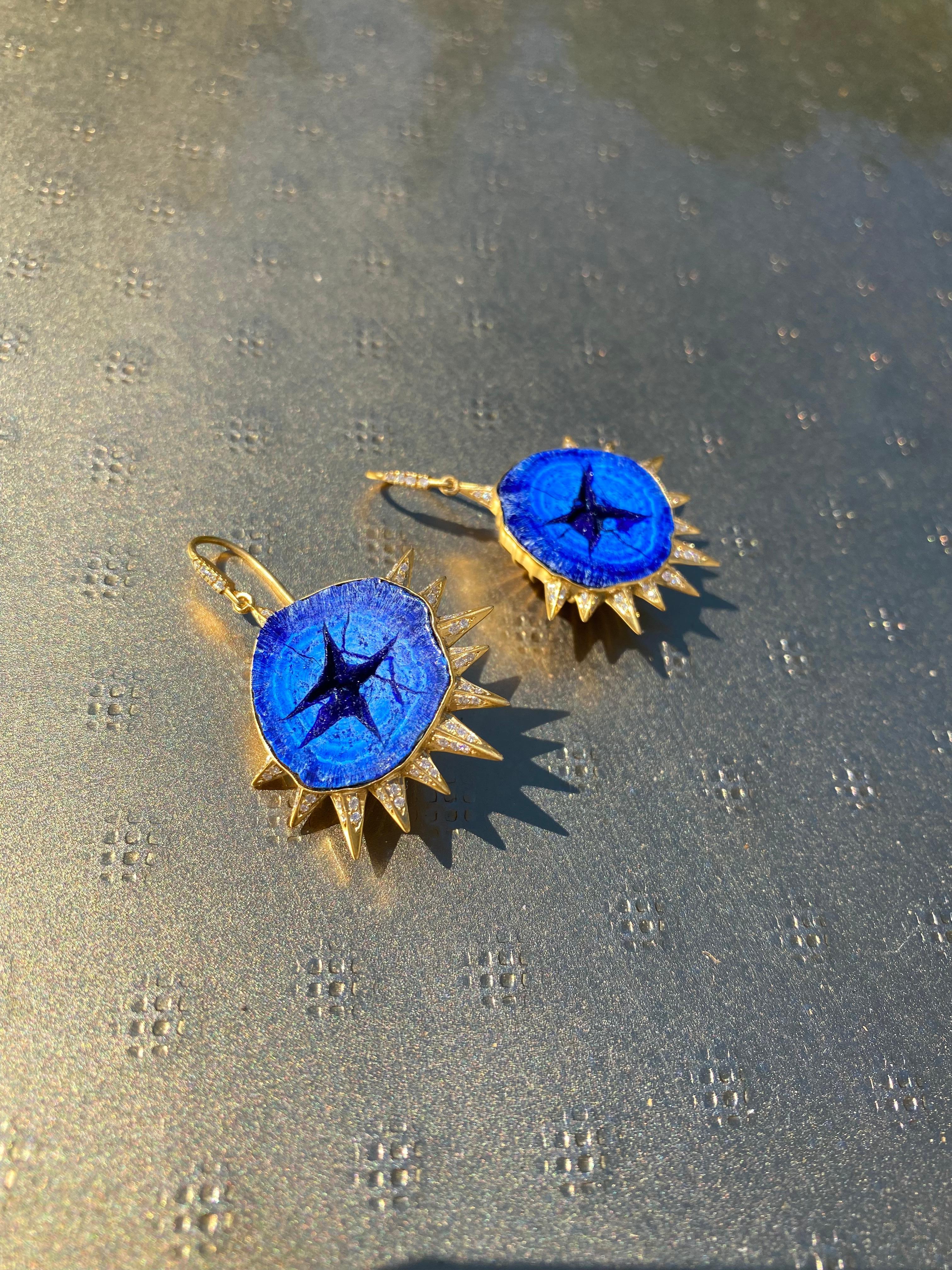 Conçues par la créatrice de bijoux primée Lauren Harper, ces superbes boucles d'oreilles en or 18 carats ornées d'azurite bleue et de diamants ne manqueront pas de vous faire remarquer. Énergique, contemporain, complètement parfait !  Expédié