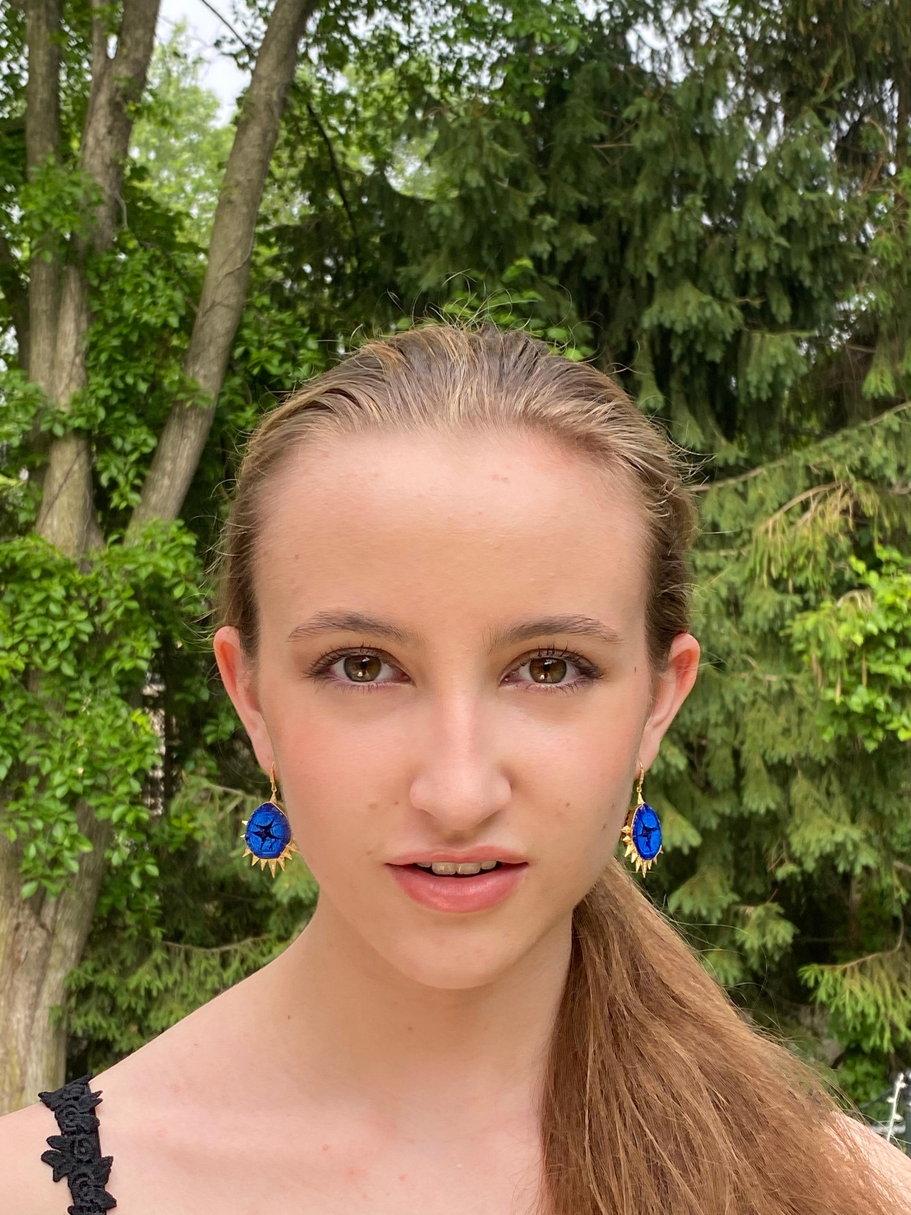 Lauren Harper, boucles d'oreilles en or 8 carats, diamants et azurite bleue en vente 1