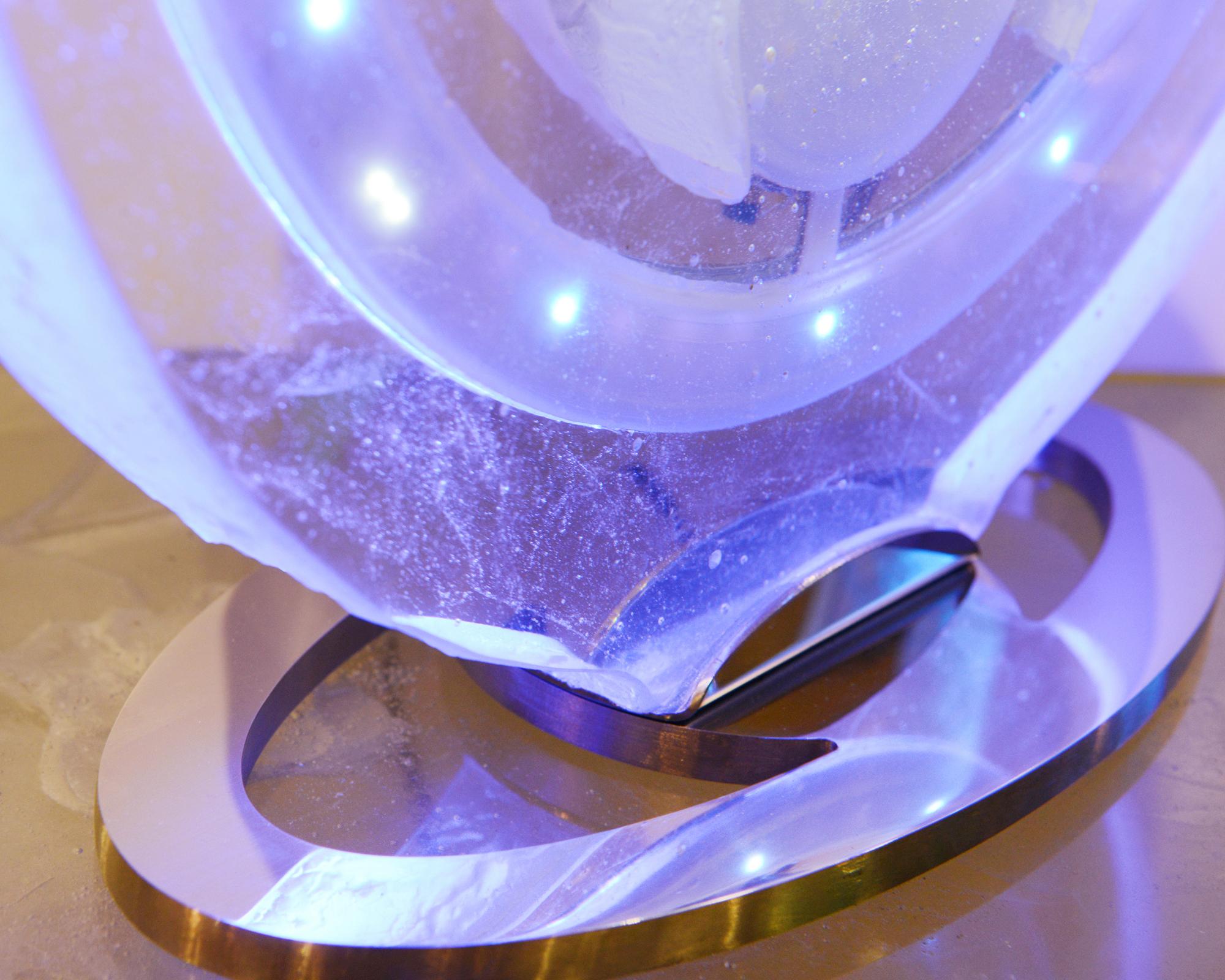 Blaue Nummernuhr mit Kristallschliff und LED- Dioden im Inneren im Angebot 4