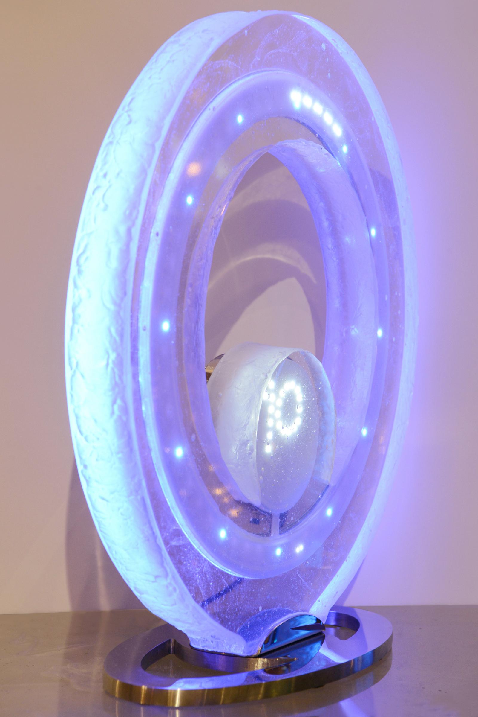 Blaue Nummernuhr mit Kristallschliff und LED- Dioden im Inneren im Zustand „Neu“ im Angebot in Paris, FR