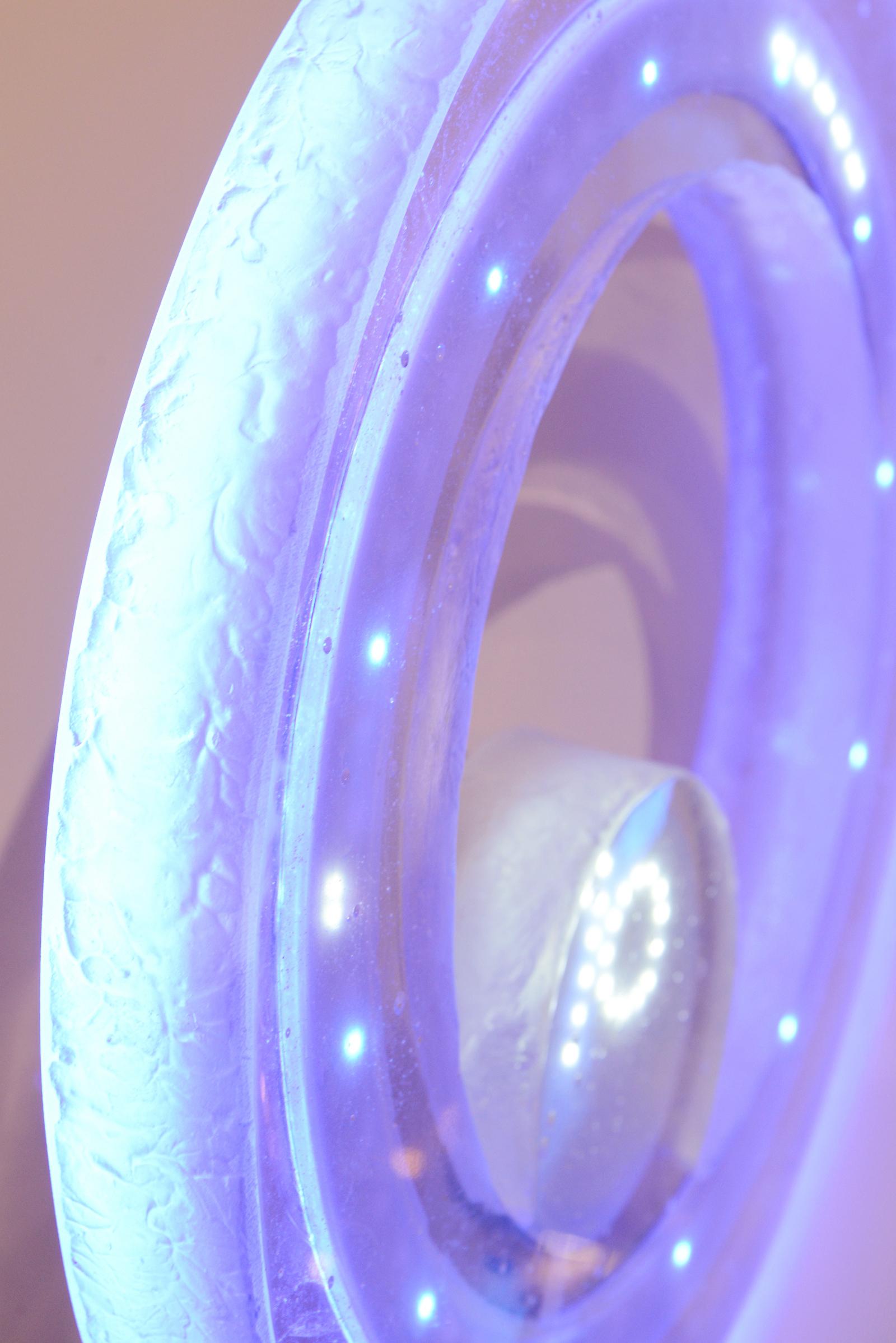 Blaue Nummernuhr mit Kristallschliff und LED- Dioden im Inneren (21. Jahrhundert und zeitgenössisch) im Angebot