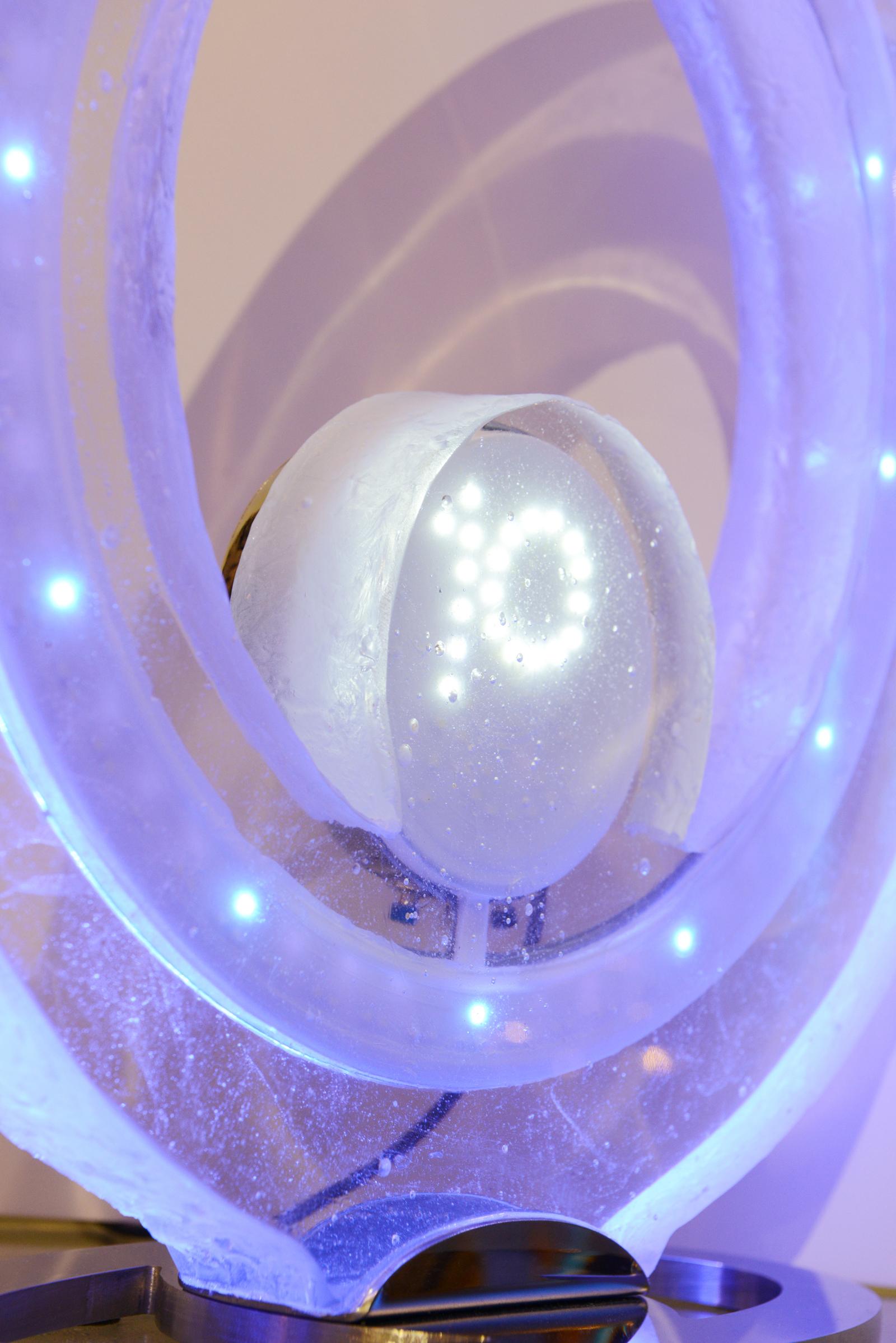 Blaue Nummernuhr mit Kristallschliff und LED- Dioden im Inneren (Edelstahl) im Angebot