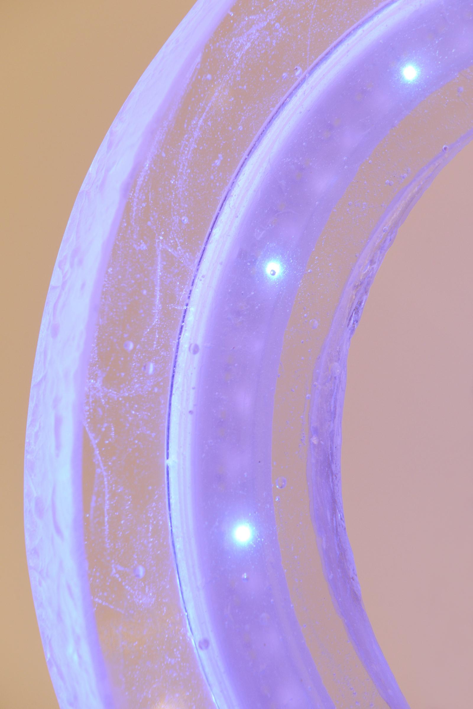 Blaue Nummernuhr mit Kristallschliff und LED- Dioden im Inneren im Angebot 1