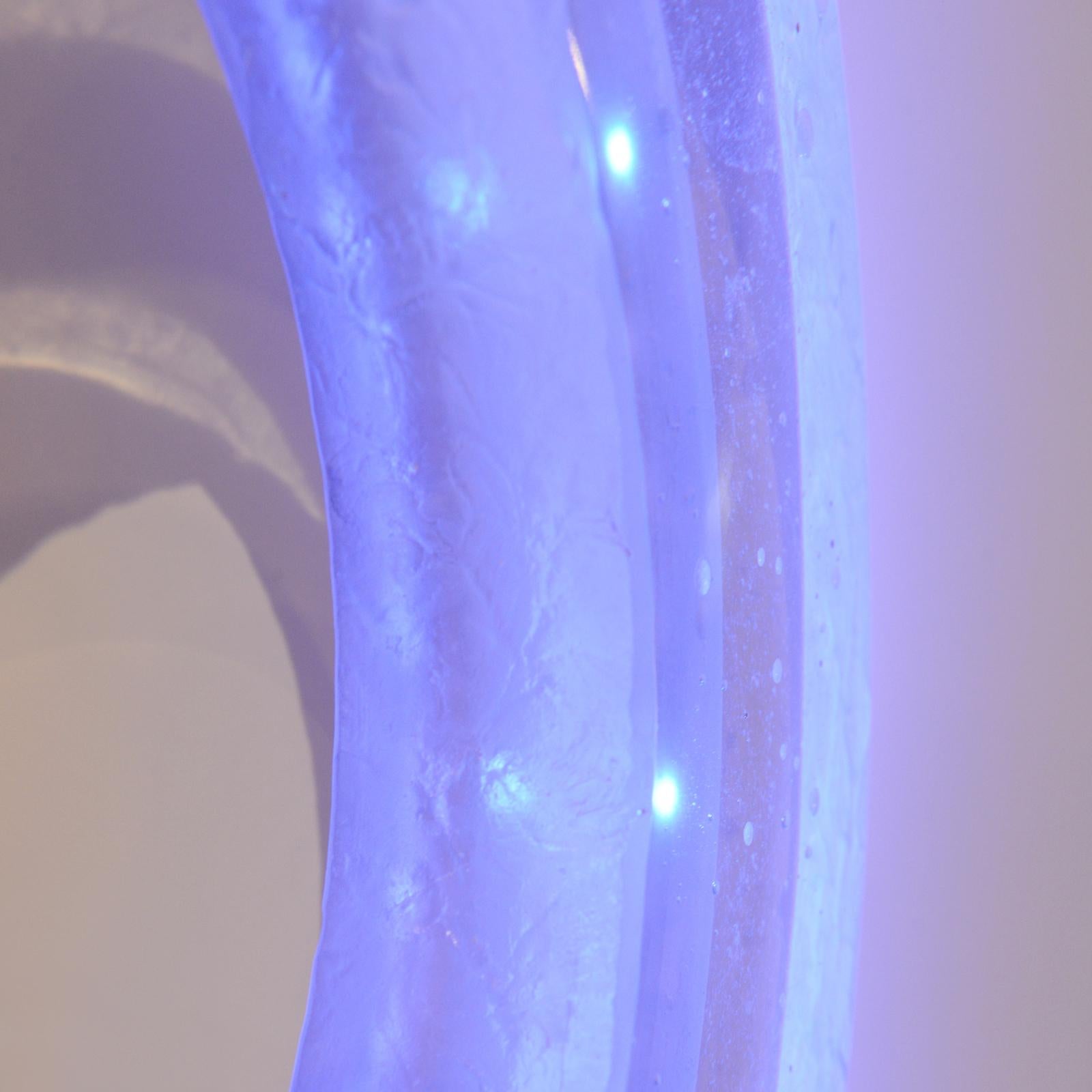 Blaue Nummernuhr mit Kristallschliff und LED- Dioden im Inneren im Angebot 2