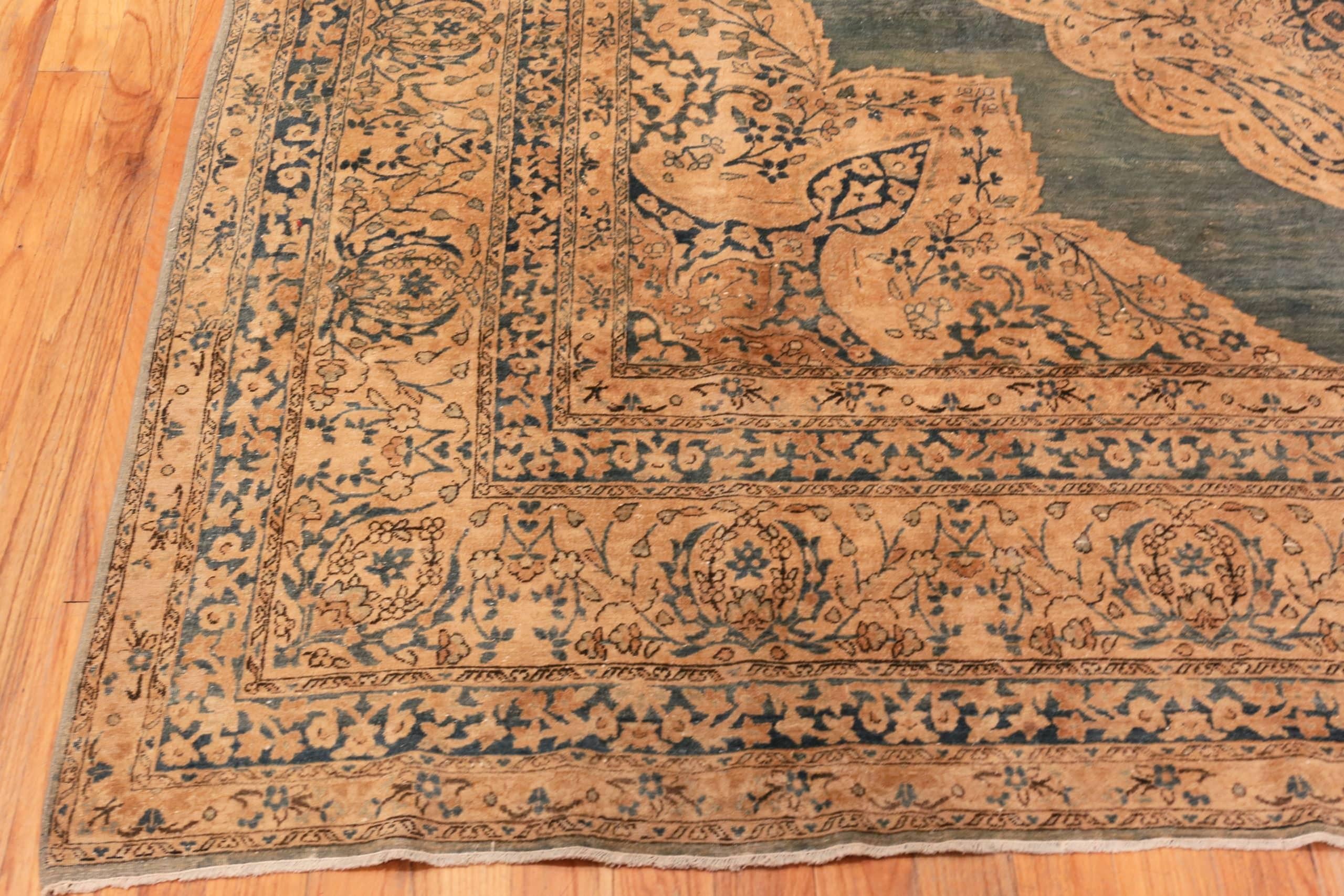 Antique Persian Kerman Rug. Size: 9 ft x 18 ft In Good Condition For Sale In New York, NY
