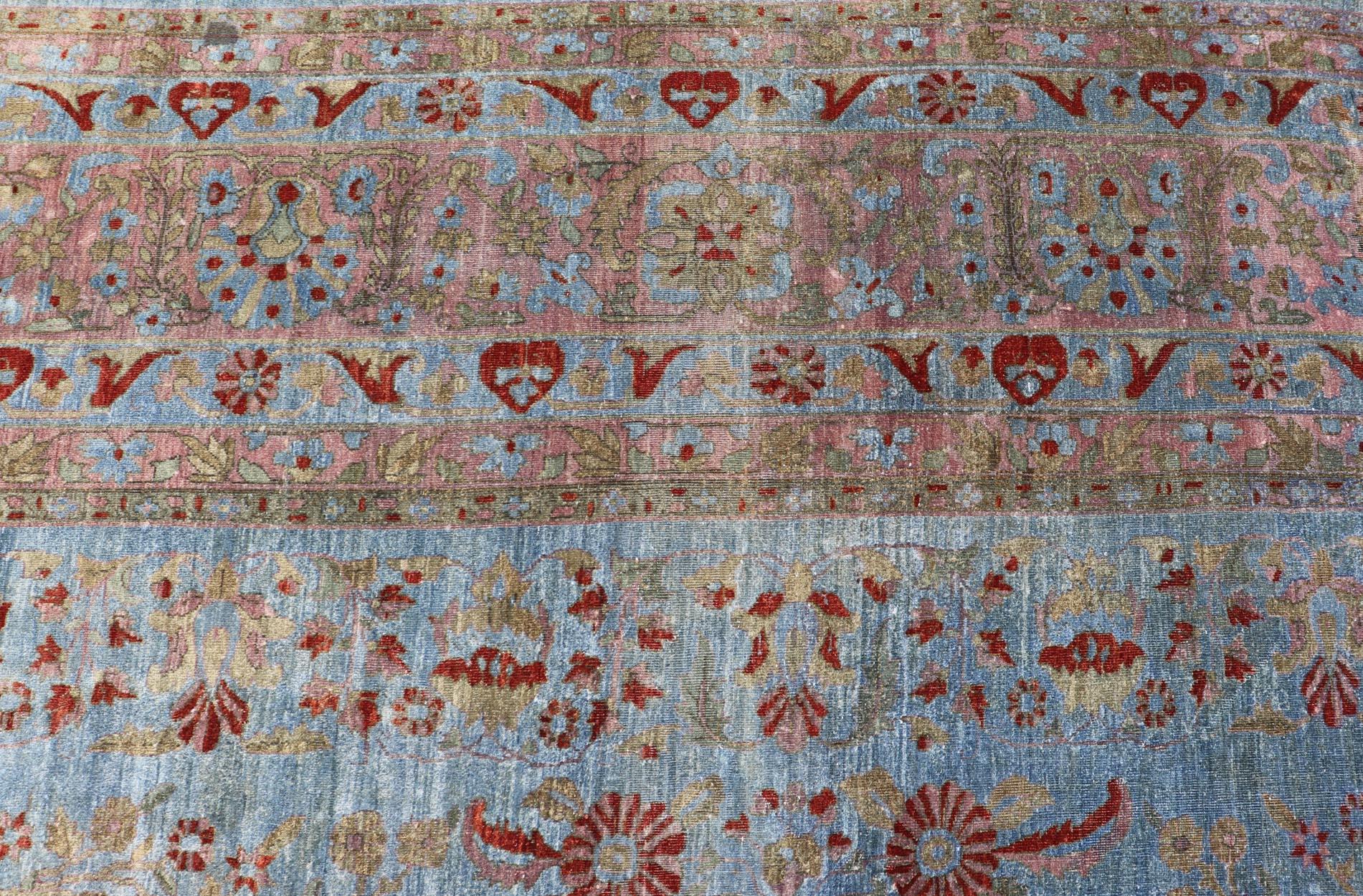 Antiker persischer Mohajerah-Teppich mit blauem Hintergrund und Lachsblau, Grün und Rot im Angebot 4