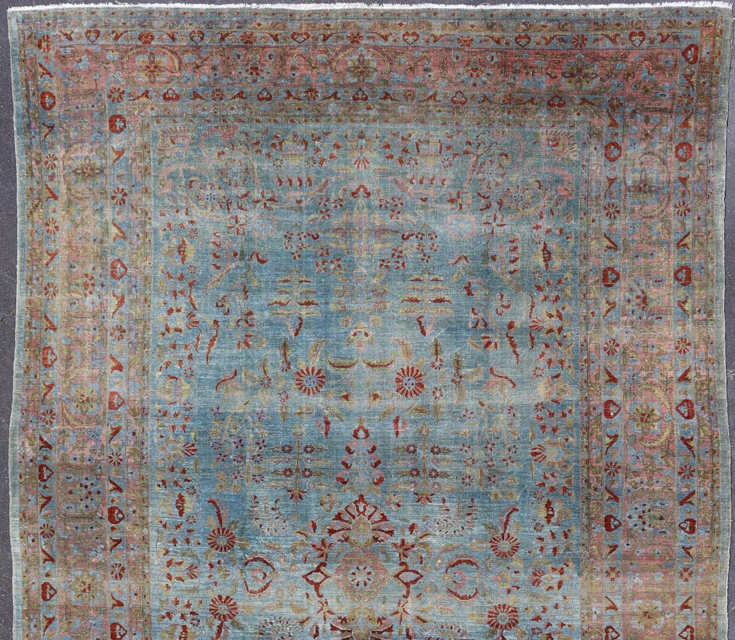 Blauer Hintergrund antiker persischer Sarouk-Teppich mit roten und säuregrünen Blumen. Keivan Woven Arts / Teppich L11-0305, Herkunftsland / Art: Iran / Sarouk Farahan, um 1910. 
Maße: 10'11 x 17'2
Dieser hervorragende antike Farahan-Sarouk-Teppich