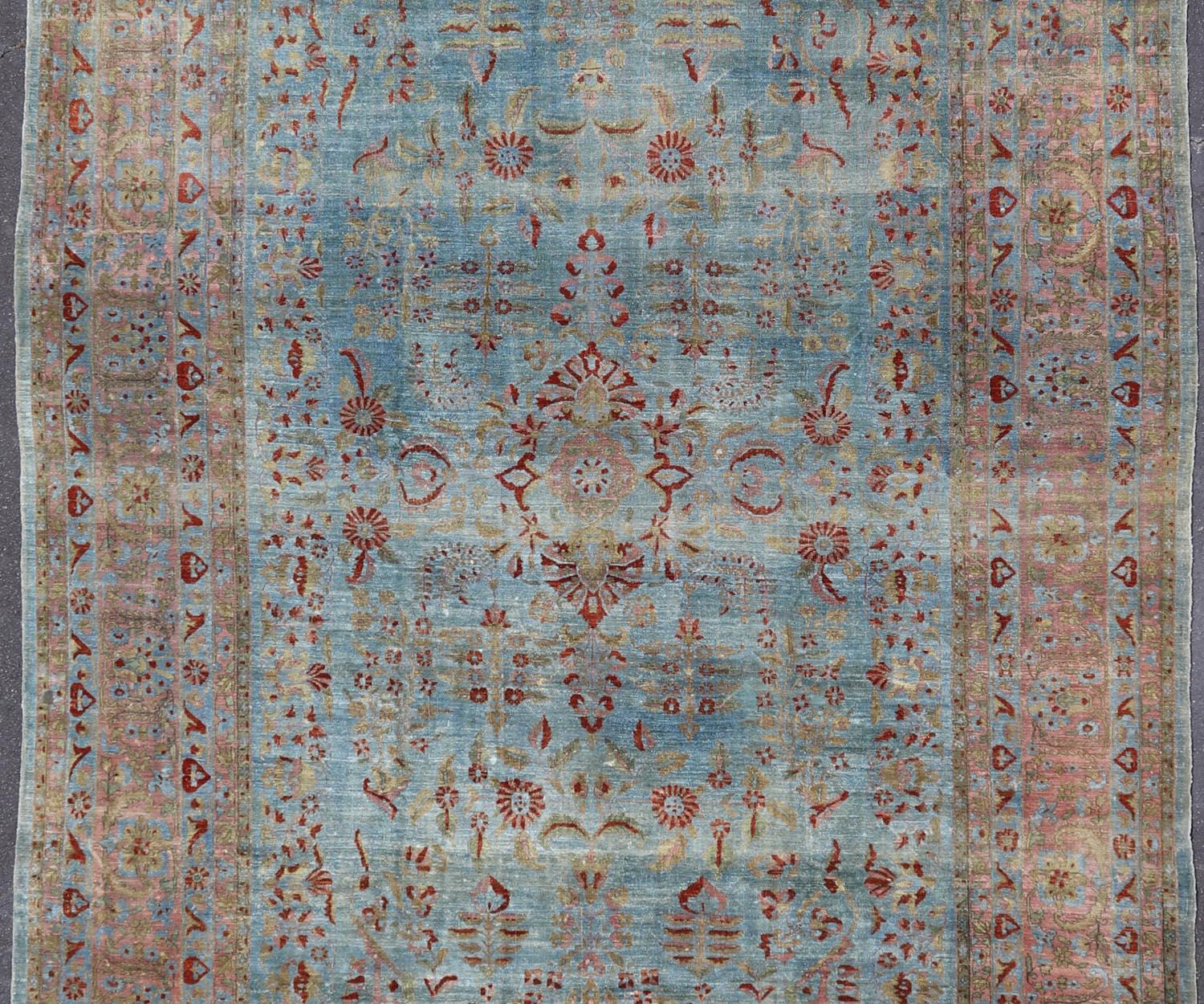 Antiker persischer Mohajerah-Teppich mit blauem Hintergrund und Lachsblau, Grün und Rot (Sarouk Farahan) im Angebot