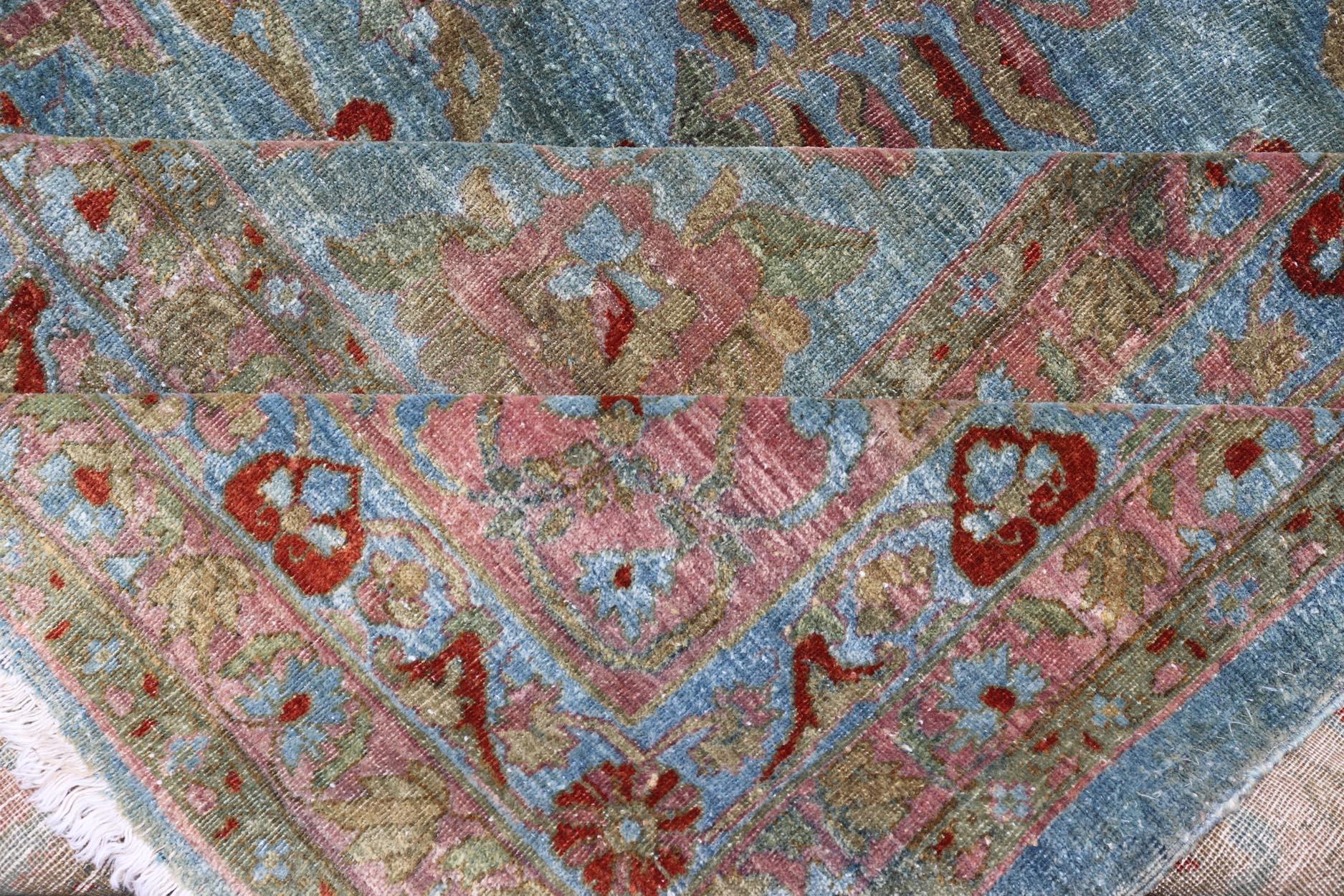 Antiker persischer Mohajerah-Teppich mit blauem Hintergrund und Lachsblau, Grün und Rot im Zustand „Gut“ im Angebot in Atlanta, GA