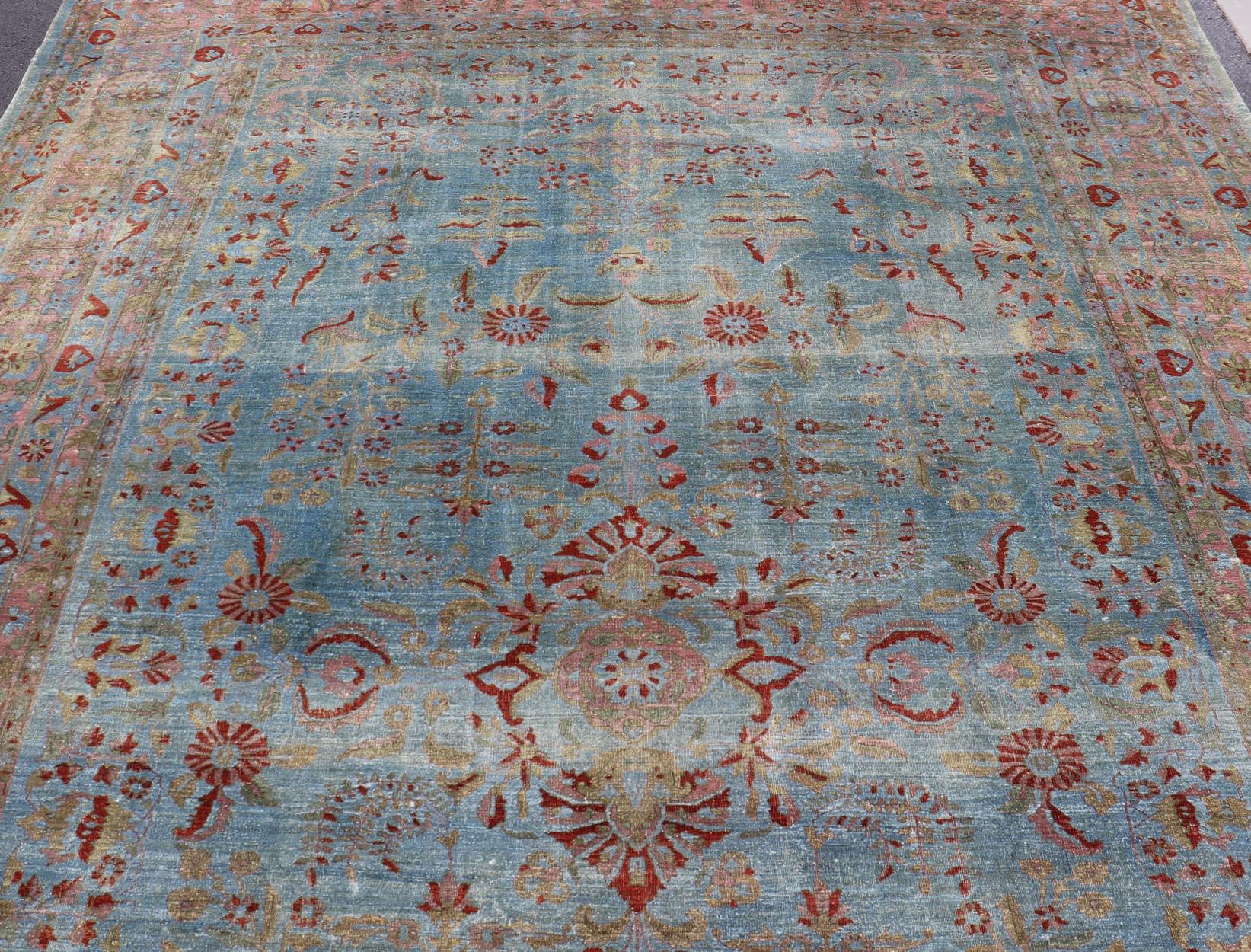 Antiker persischer Mohajerah-Teppich mit blauem Hintergrund und Lachsblau, Grün und Rot im Angebot 1