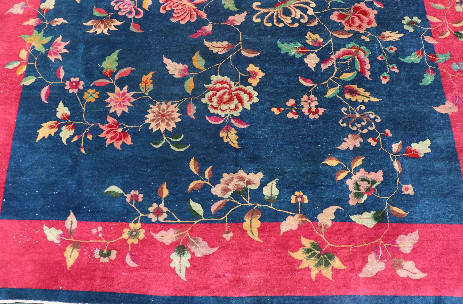 Alfombra Art Decó china de fondo azul con grandes flores y hojas enredaderas en Bueno estado para la venta en Atlanta, GA