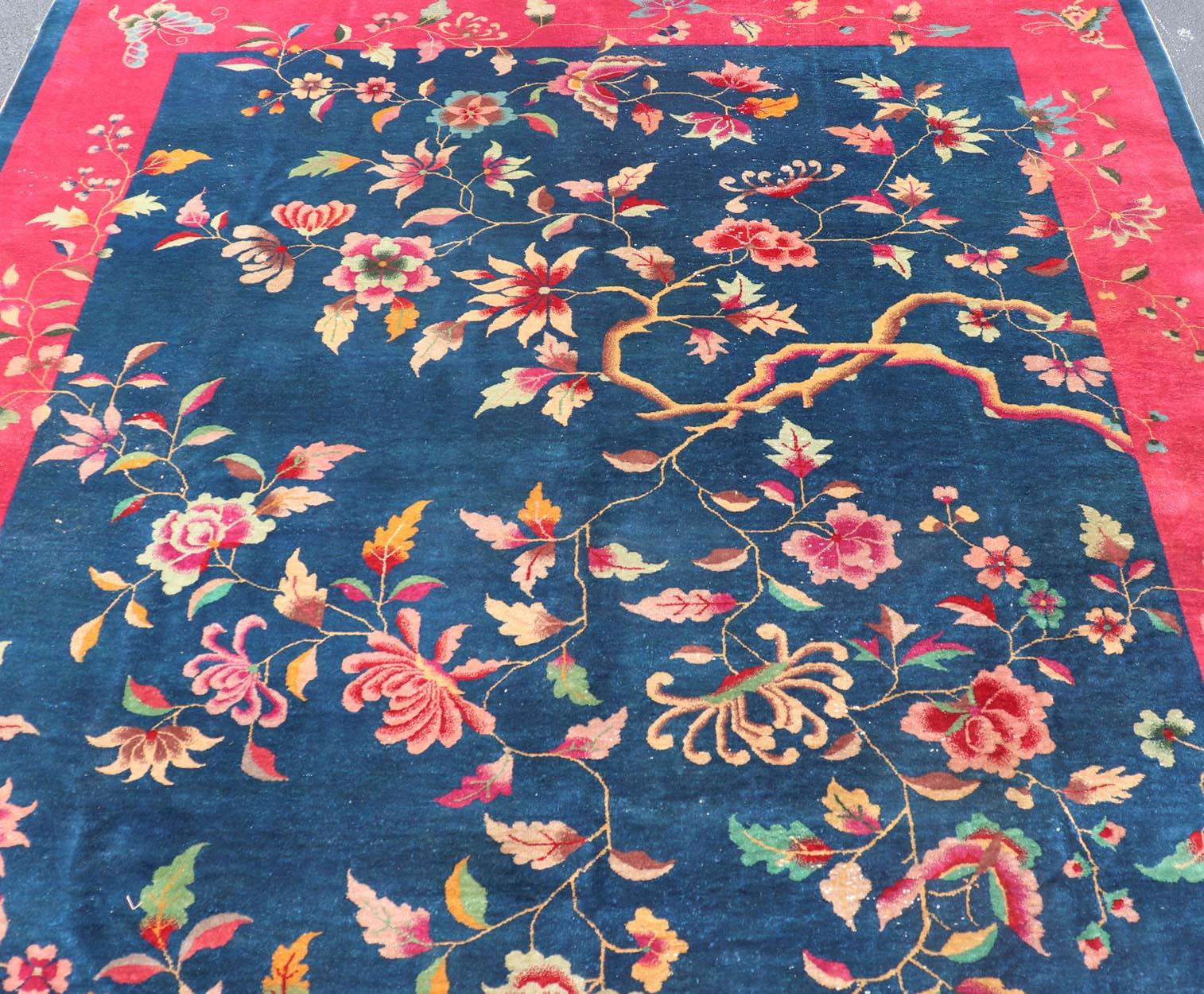 Alfombra Art Decó china de fondo azul con grandes flores y hojas enredaderas Lana en venta