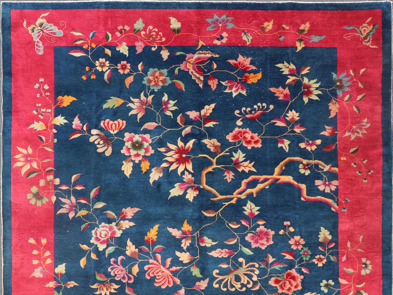 Alfombra Art Decó china de fondo azul con grandes flores y hojas enredaderas en venta 1