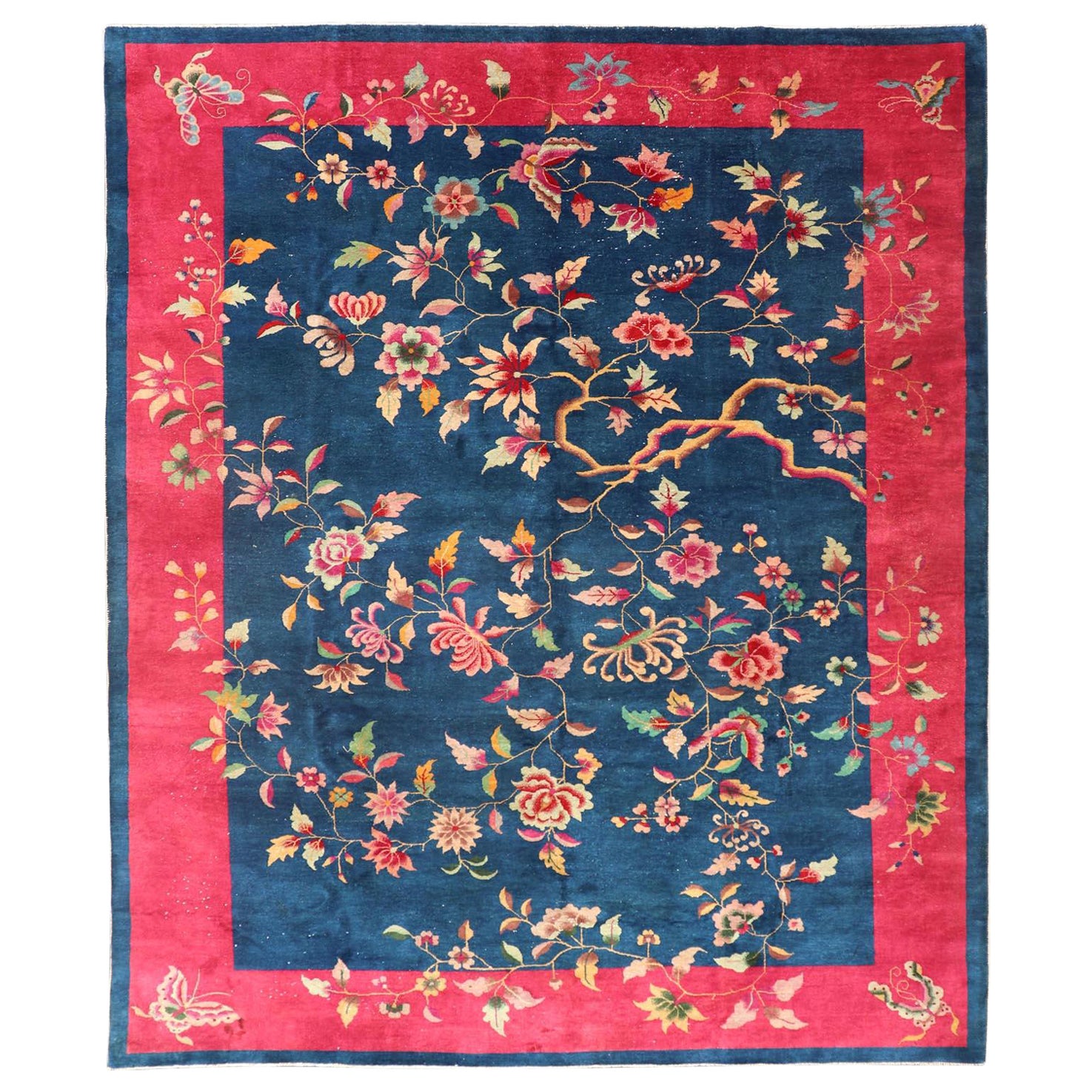 Tapis Art Déco chinois à fond bleu avec de grandes fleurs et feuilles végétales