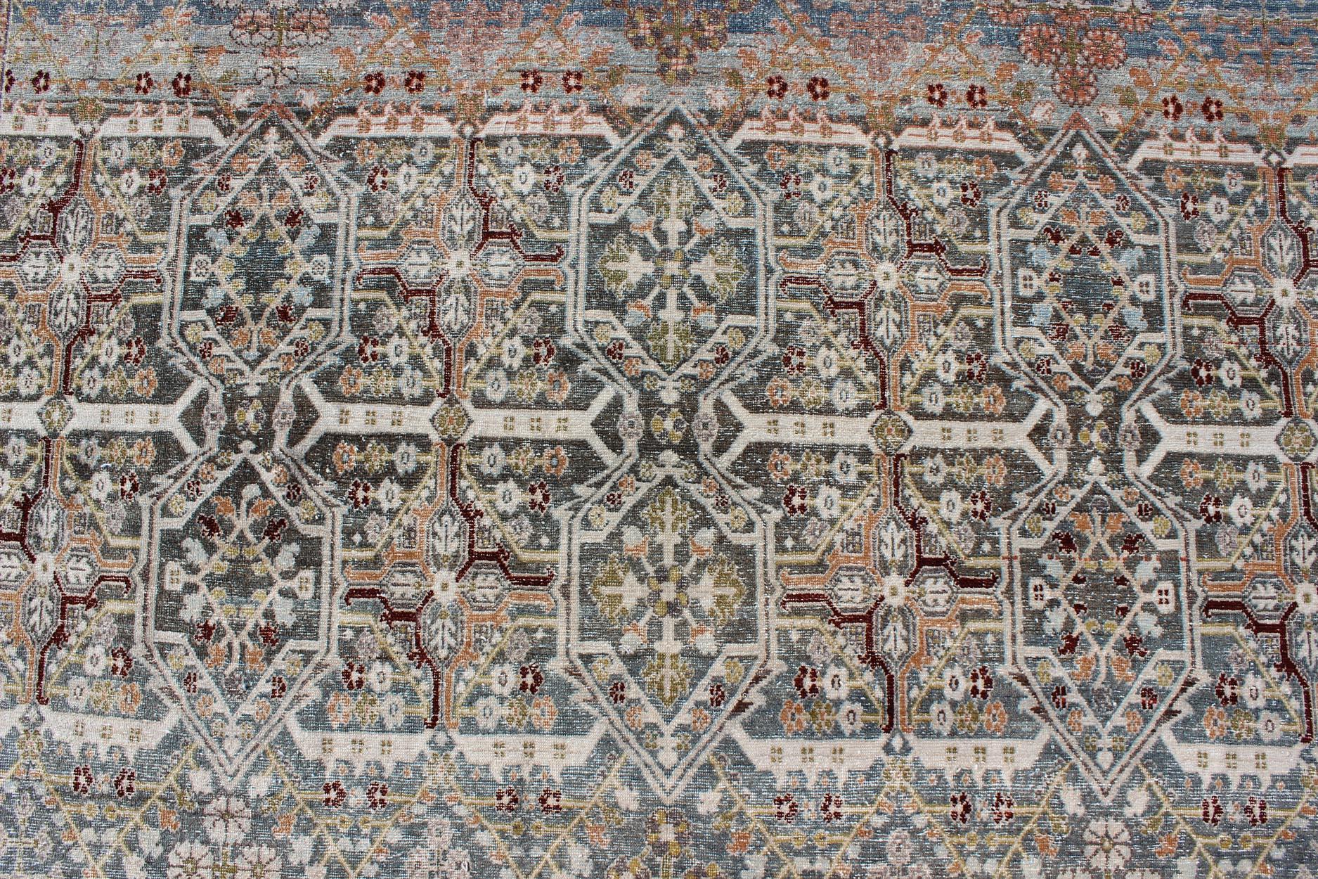 Tapis persan ancien Joshegan à fond bleu avec motif sous-géométrique sur toute sa surface en vente 1