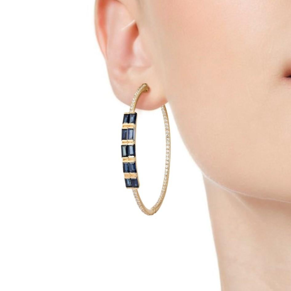 Estos pendientes de aro de oro de 14 quilates con diamantes baguette pavé azules combinan la elegancia atemporal con un toque moderno. Fabricadas en oro amarillo de 14 quilates, presentan una impresionante disposición de diamantes de talla completa