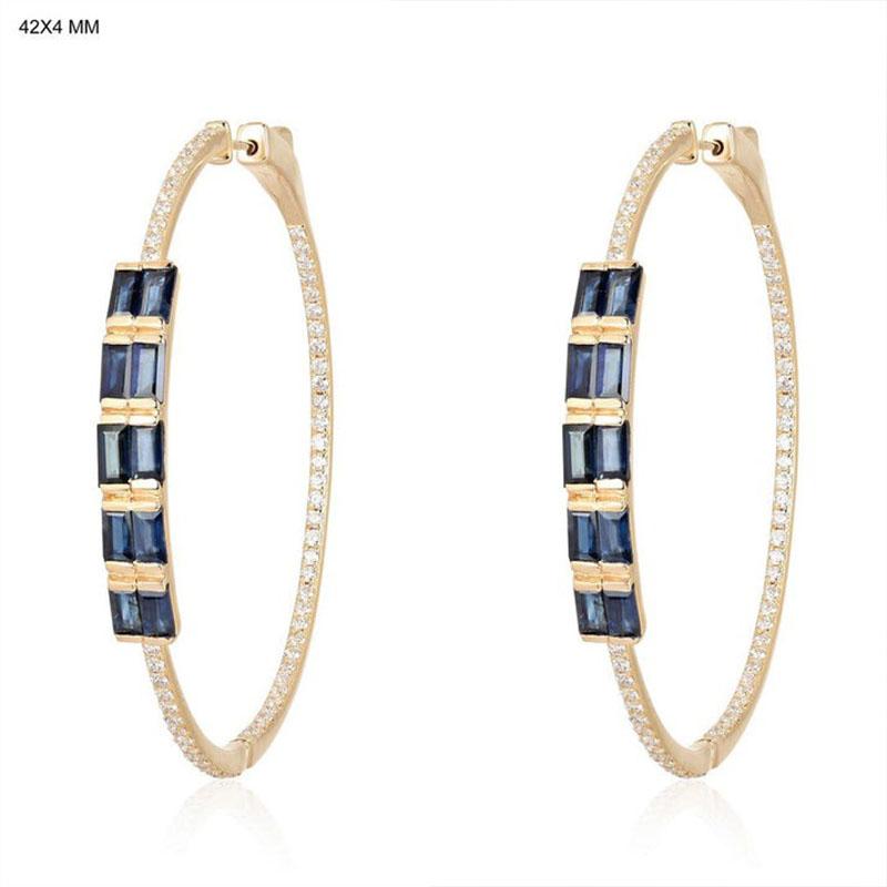 Pendientes de aro de oro de 14 quilates con diamantes pavé baguette azules Moderno en venta