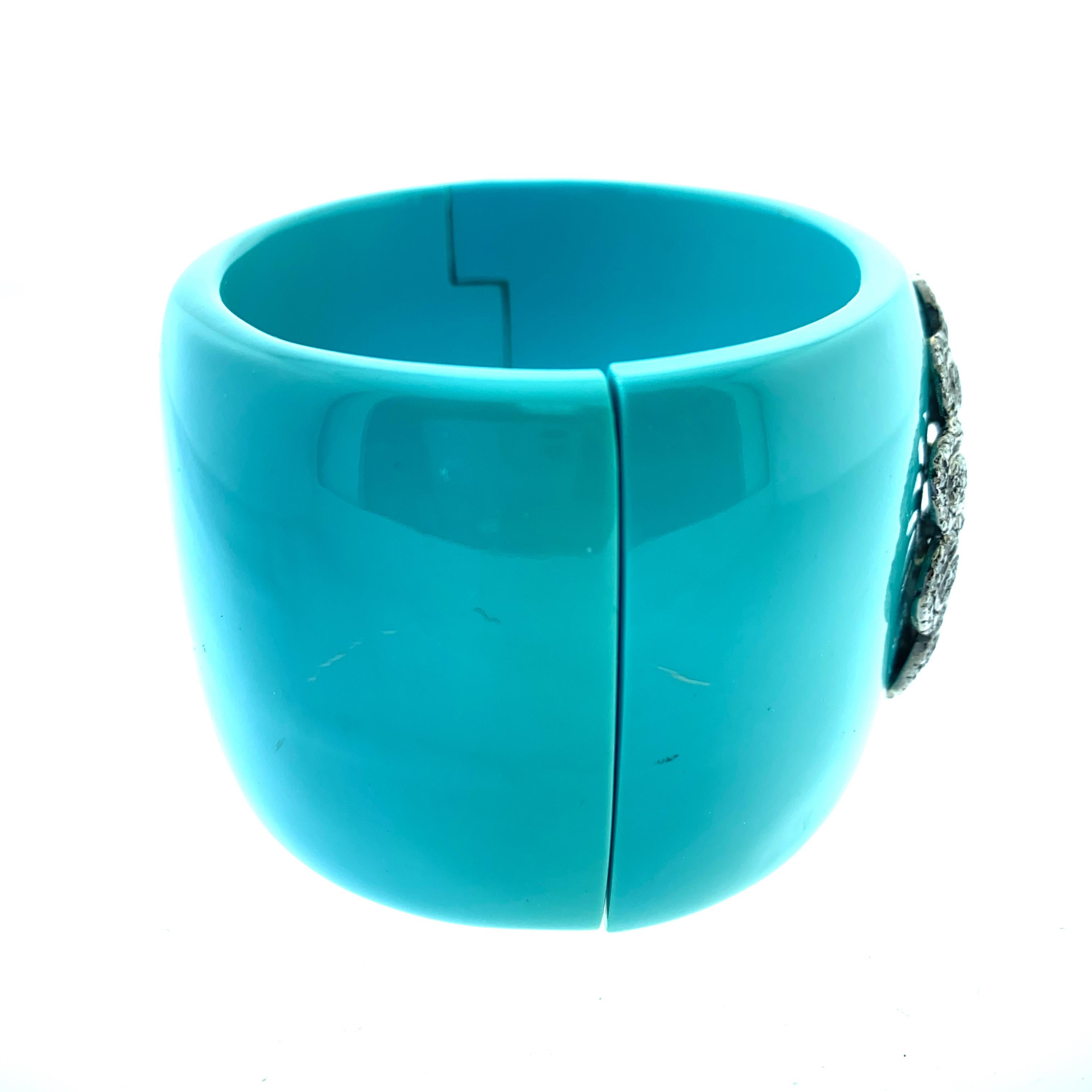 Blue Bakelite 3.75 Carat Diamond Bangle in Silver In New Condition For Sale In New York, NY