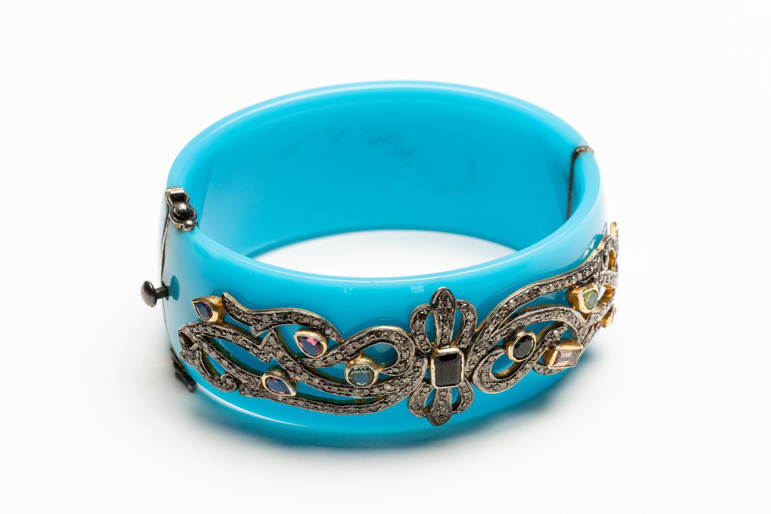Superbe bracelet de manchette en bakélite bleue avec un motif de vigne composé de diamants ronds de taille brillante sertis en pavé et d'une variété de tourmalines de tailles et de couleurs différentes.  Le tout est serti dans de l'argent sterling