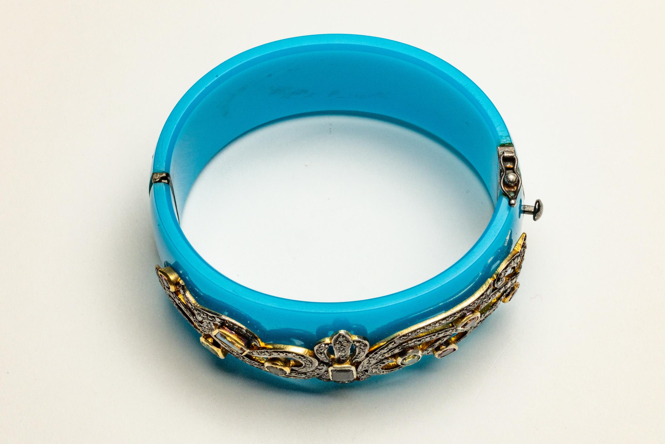 Taille poire Bracelet manchette en bakélite bleue, diamants et tourmaline en vente
