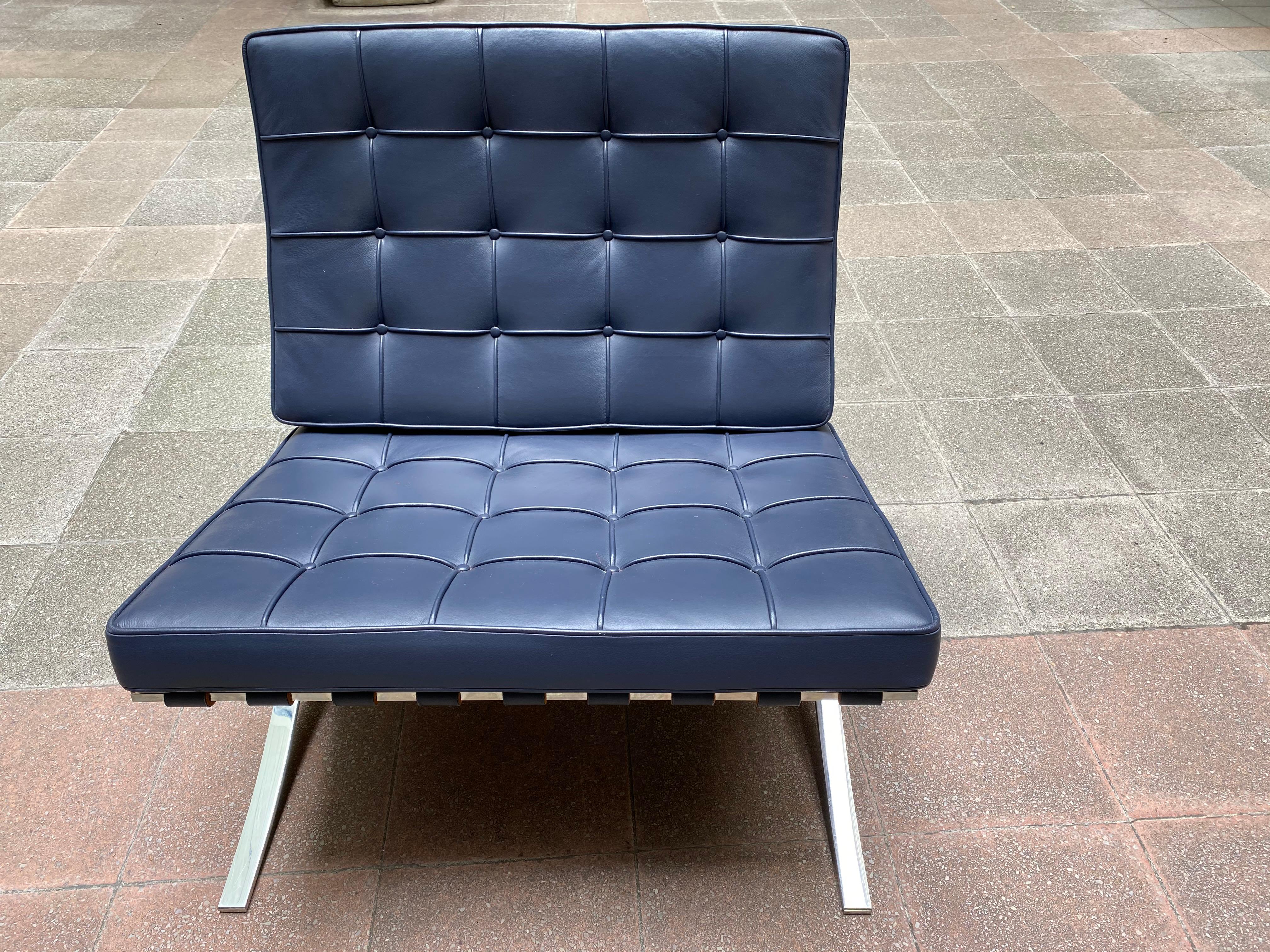 Mies van den Rohe
Barcelona
Very rare version in navy blue
Vintage of 1980
Perfect condition
Color no longer exists.
Superb color and condition
4,900 euros.
 