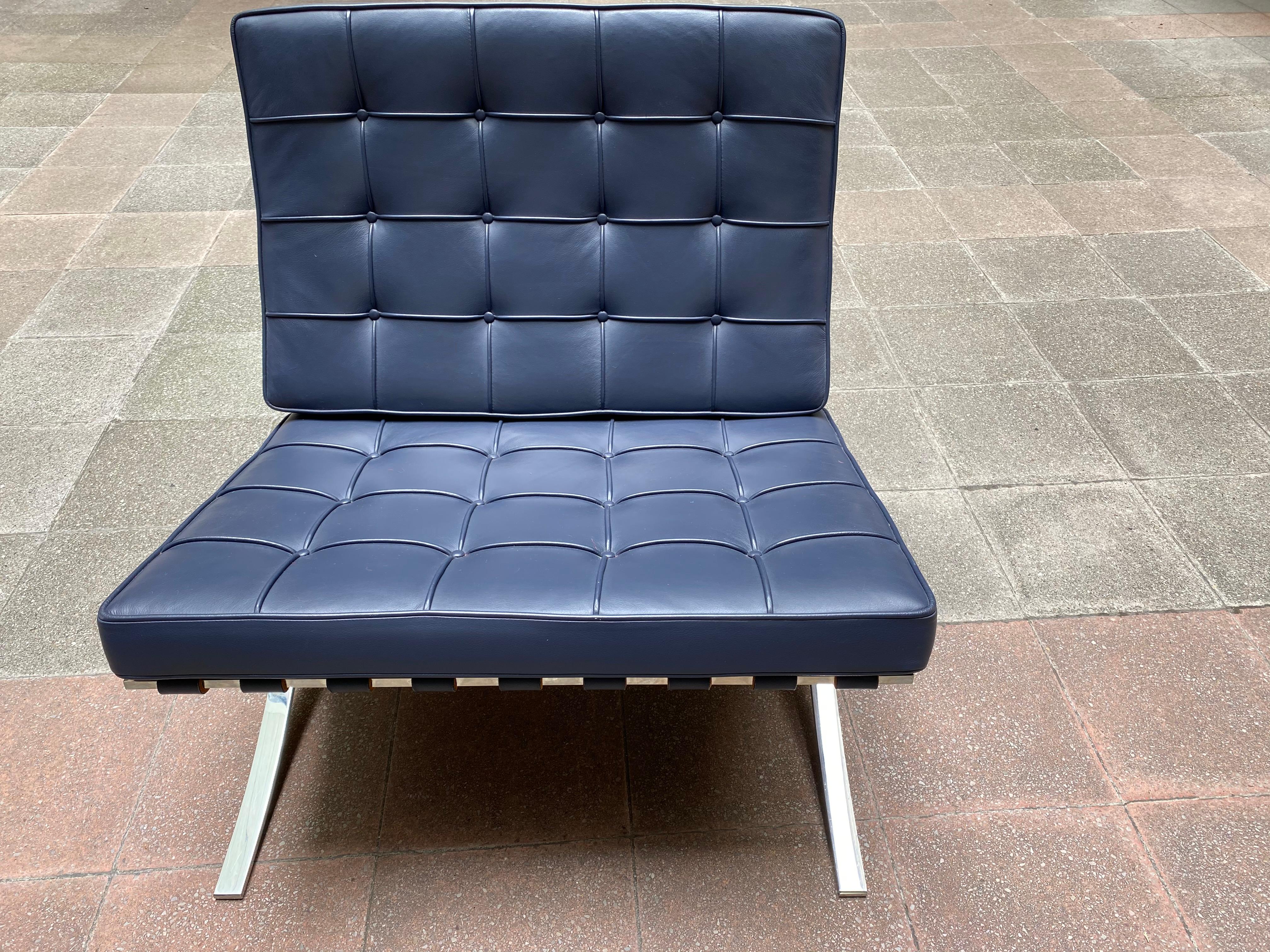 barcelona chair blue