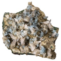 Barite blu con calcite su matrice da Rio Grande do Sul, Brasile