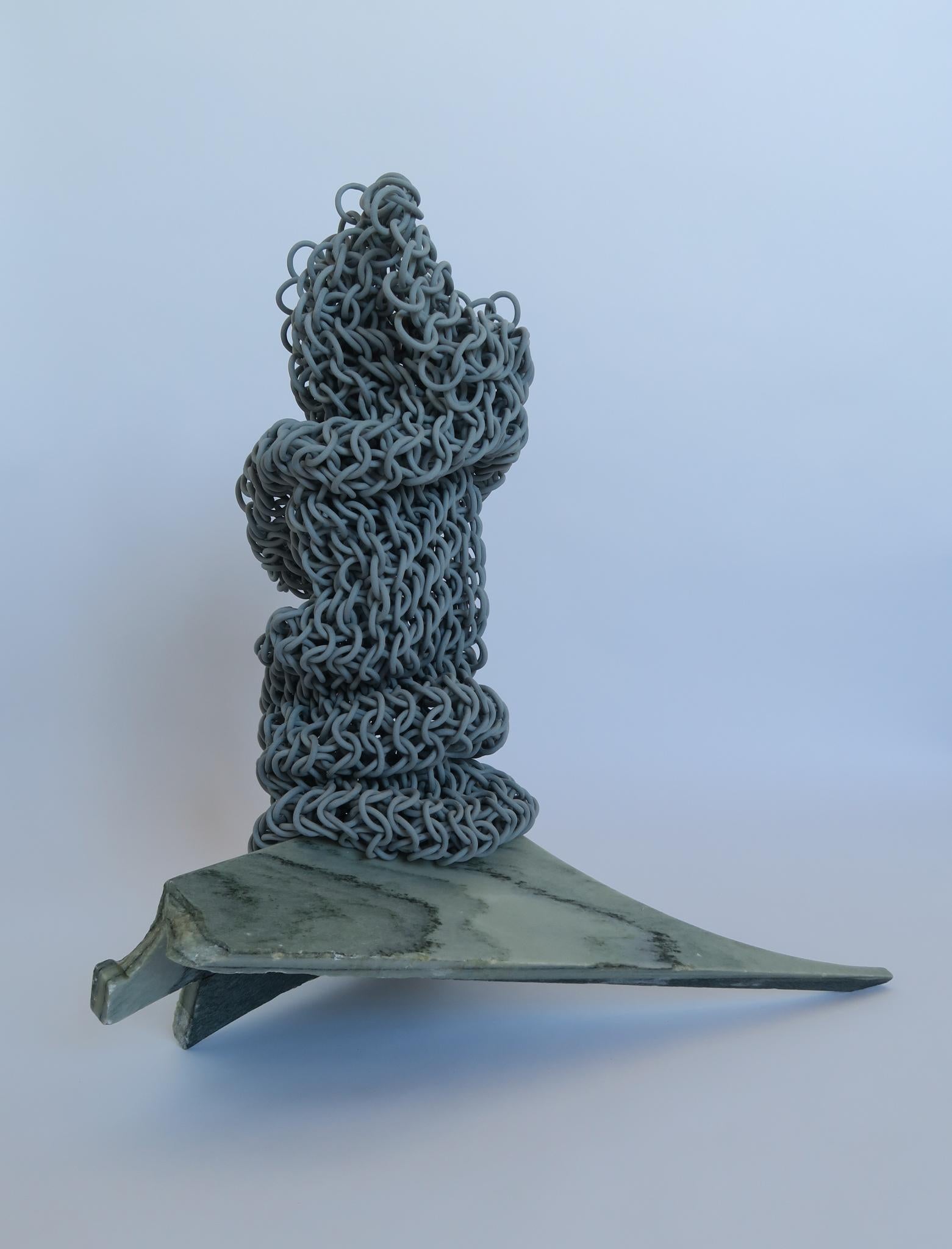 Blauer Korb-Skulptur mit Keramikkette  mit Marmorsockel von Taylor Kibby im Angebot 1