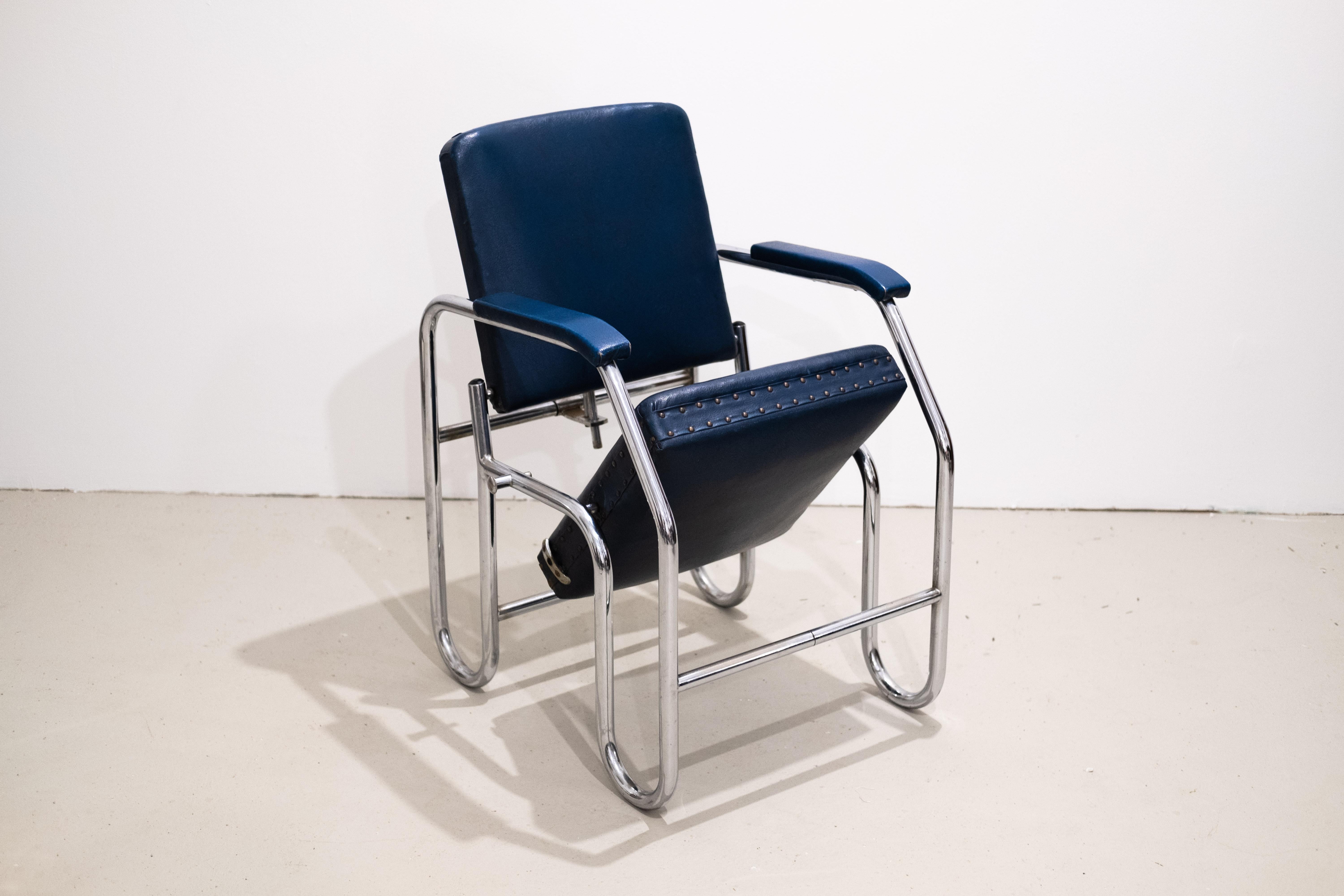 Blauer Bauhaus Stahlpipe-Sessel mit drehbarem Sitz (Amsterdam, 1930) im Angebot 4